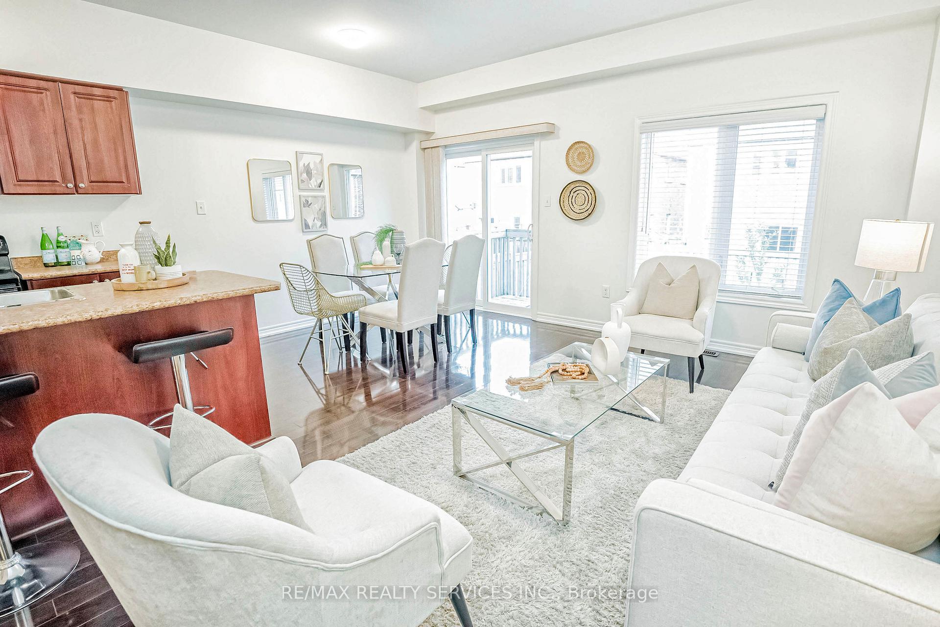 Photo 12 of 85 Frenchpark Circle, Brampton, Credit Valley — HOMEH