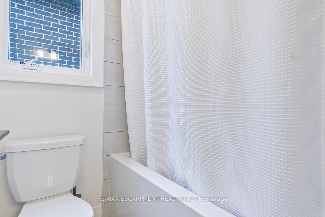 Photo 31 of 221 Agro Street, Hamilton, Waterdown — HOMEH