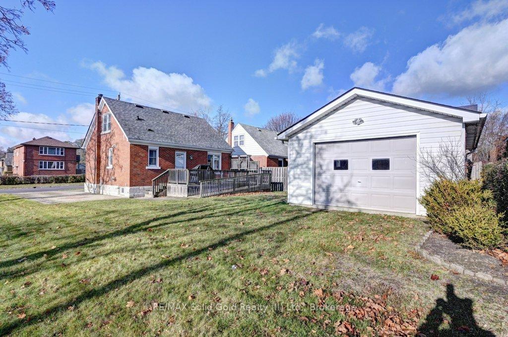 Photo 2 of 211 Lorne Avenue, Kitchener — HOMEH