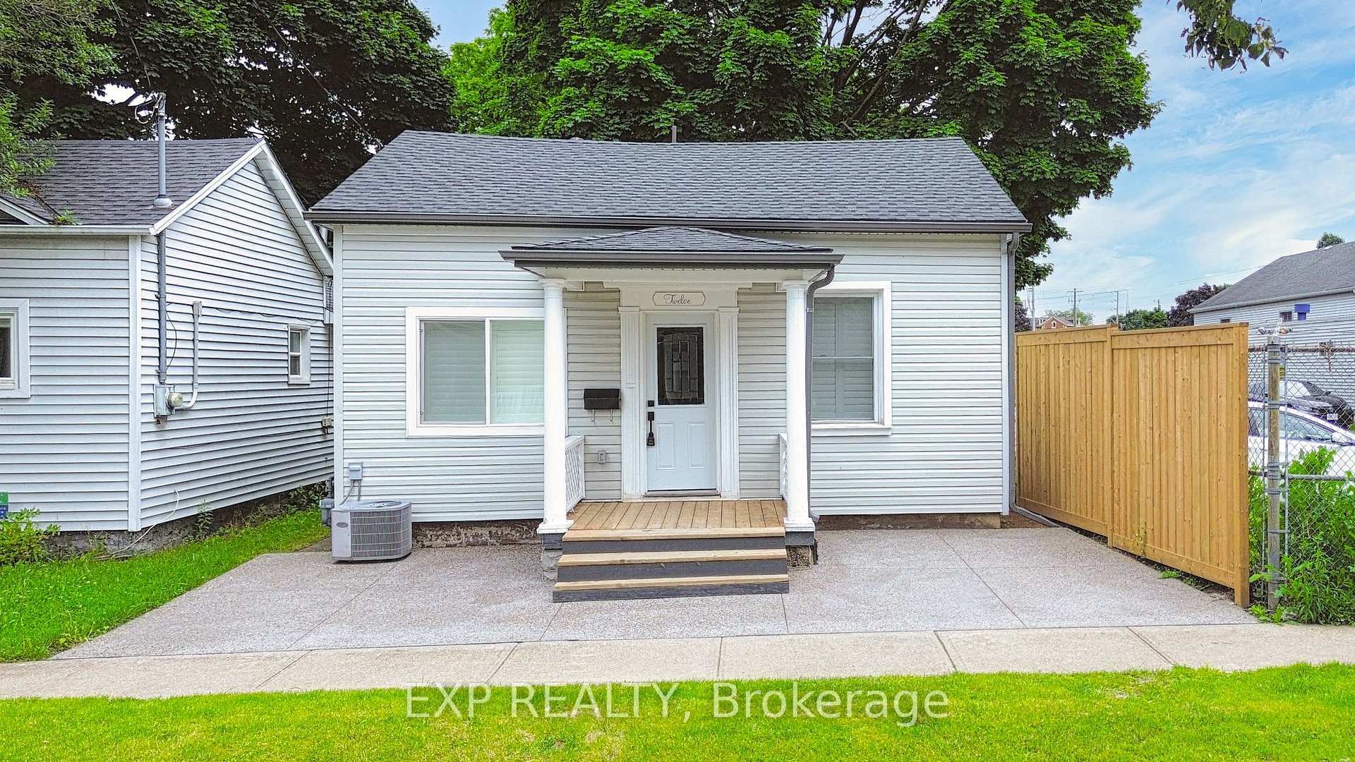 Photo 3 of 12 Napier Street, St. Catharines, Downtown — HOMEH