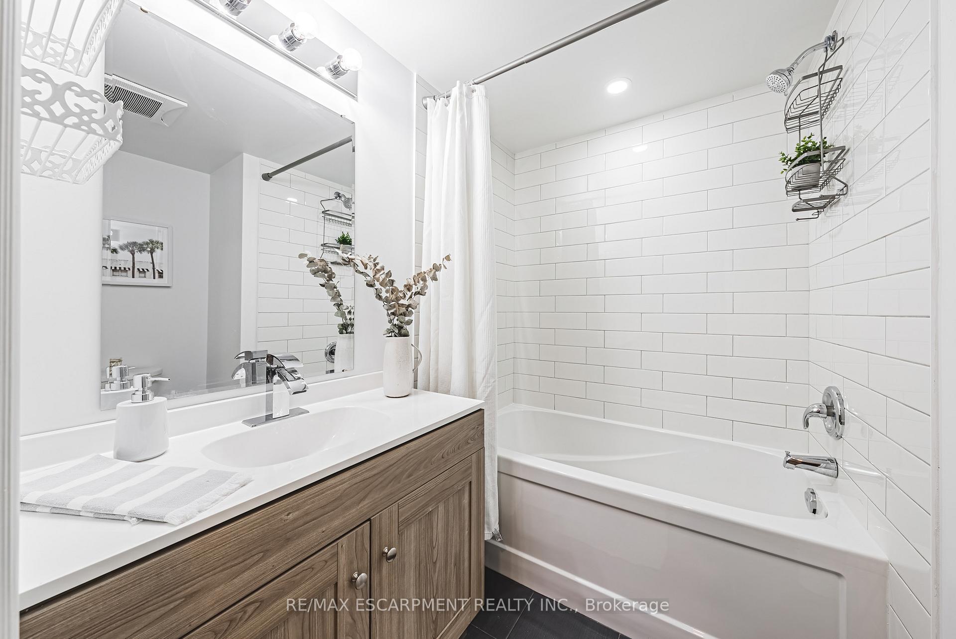 Photo 67 of 75 Graystone Drive, Hamilton, Gilkson — HOMEH