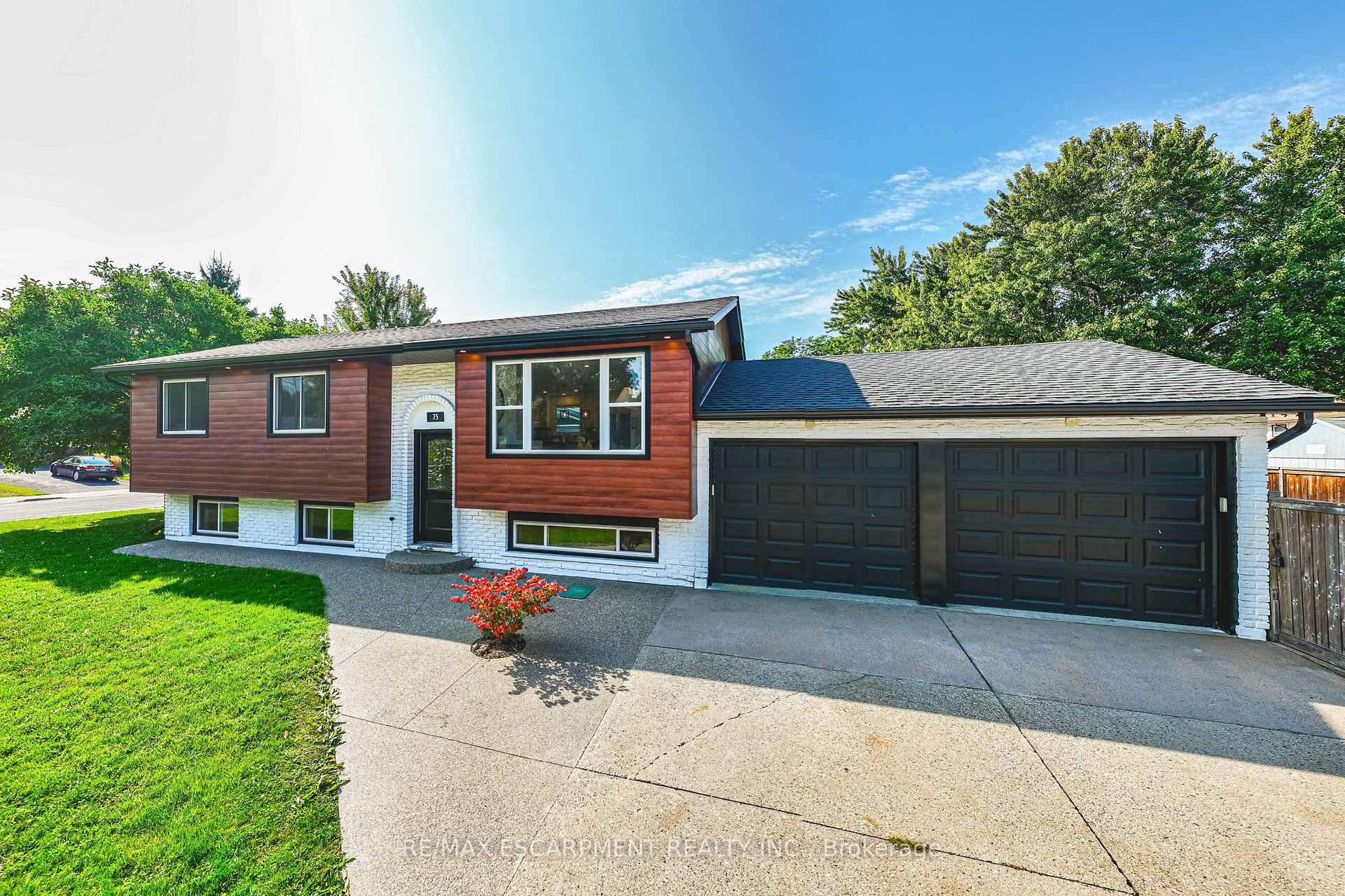 Photo 2 of 75 Graystone Drive, Hamilton, Gilkson — HOMEH