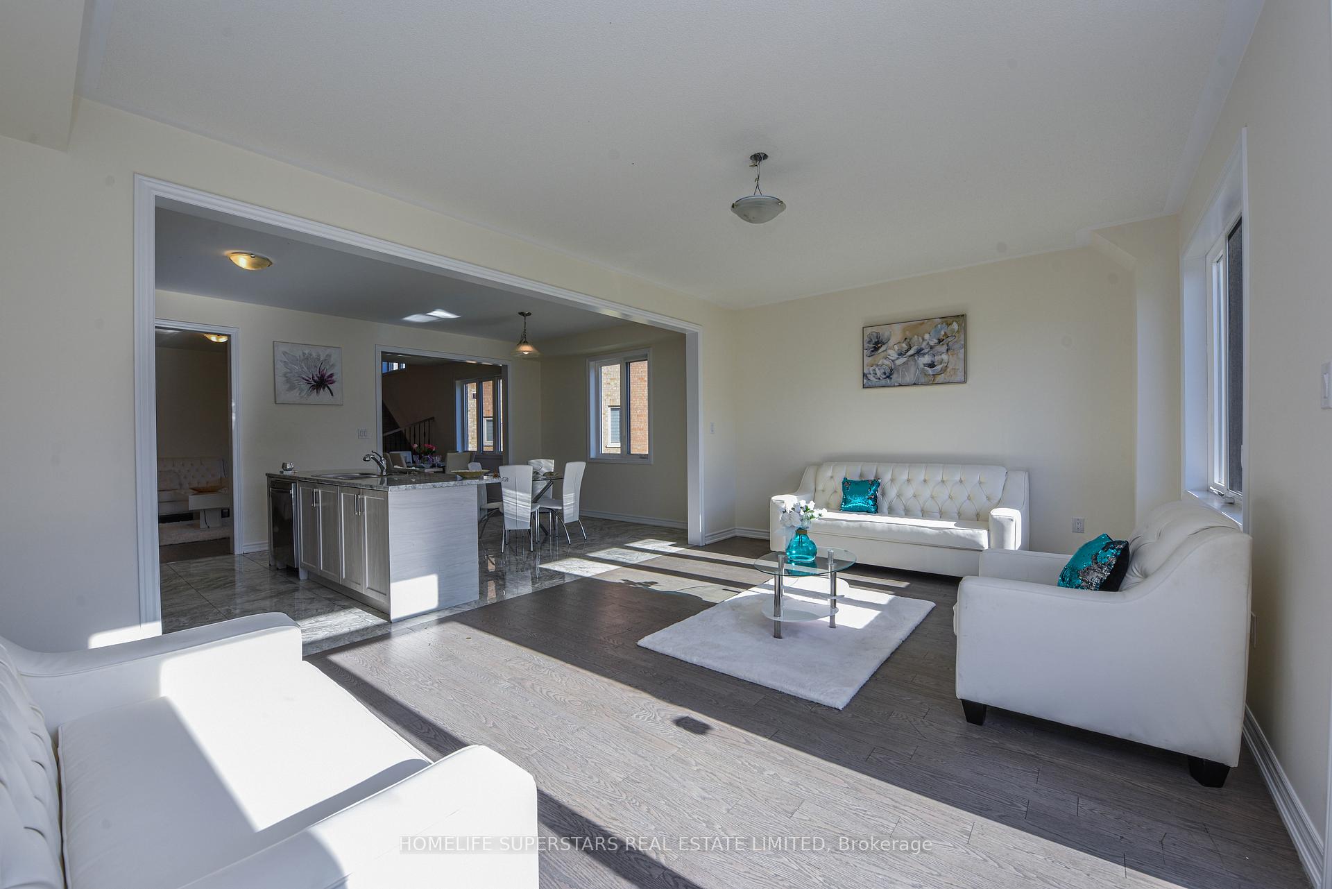 Photo 3 of 10 Hashmi Place, Brampton, Credit Valley — HOMEH
