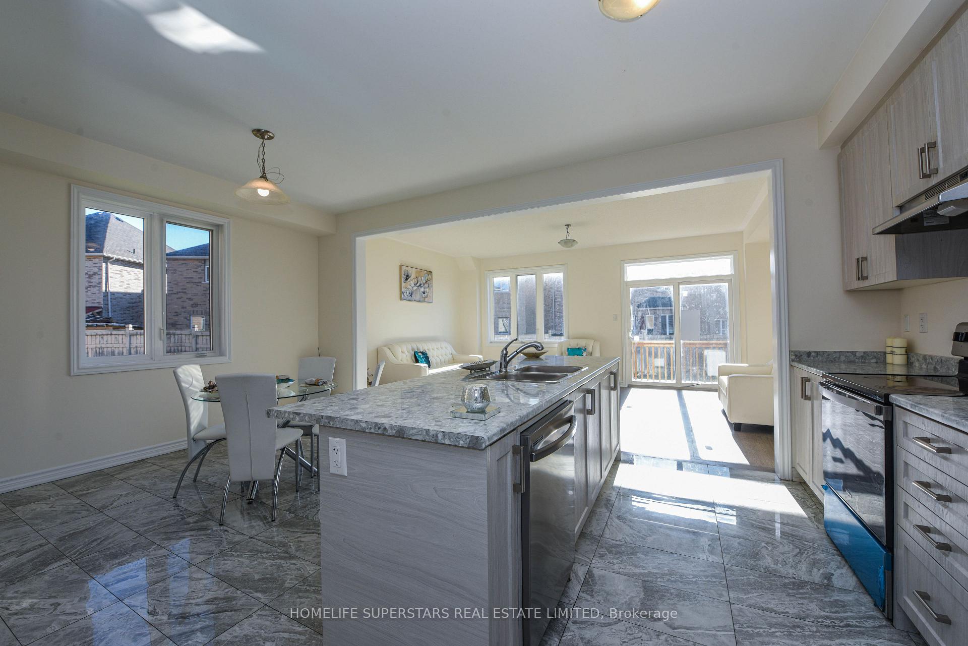 Photo 9 of 10 Hashmi Place, Brampton, Credit Valley — HOMEH