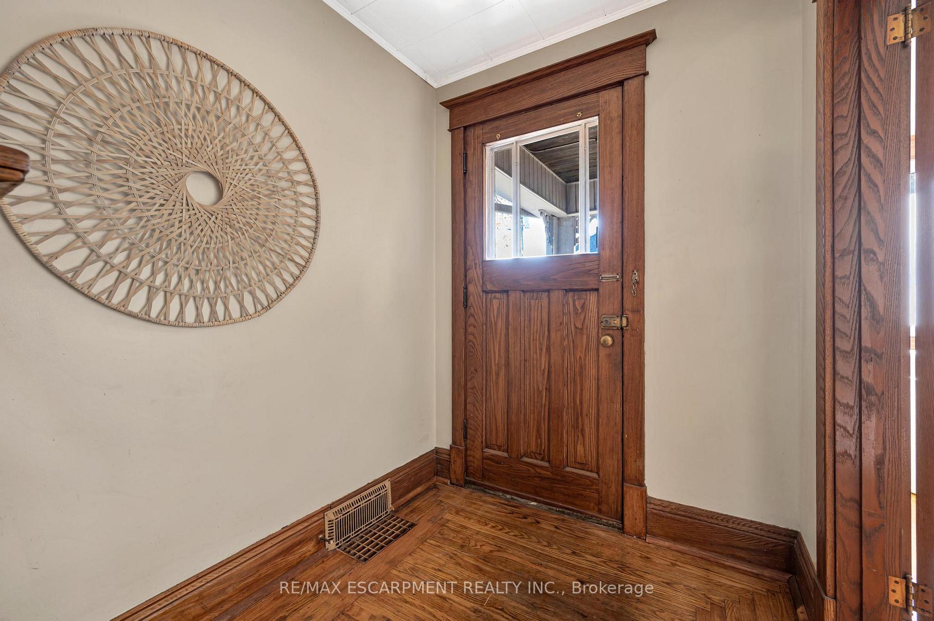 Photo 5 of 274 Edgemont Street S, Hamilton, Delta — HOMEH