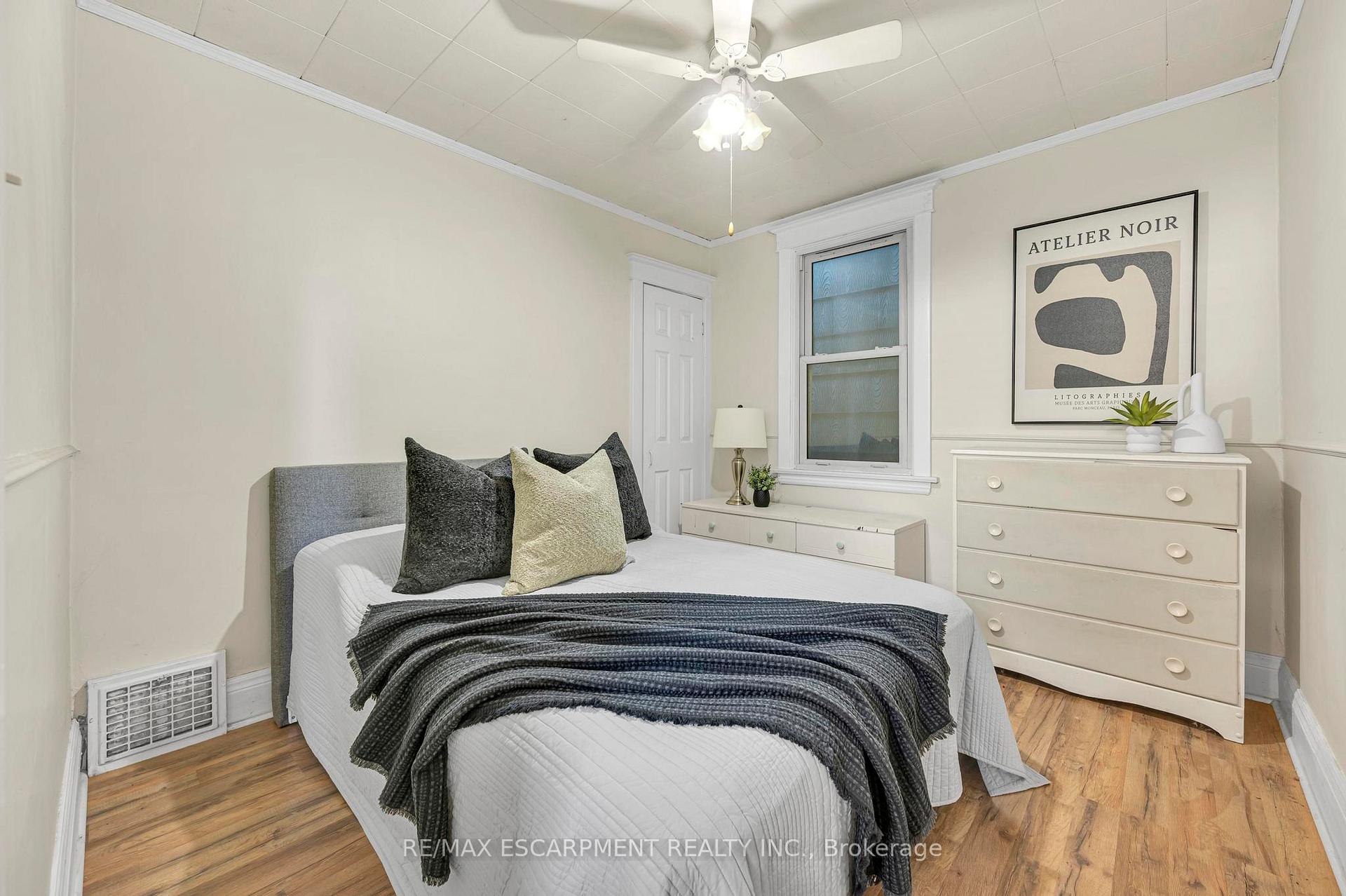 Photo 8 of 274 Edgemont Street S, Hamilton, Delta — HOMEH
