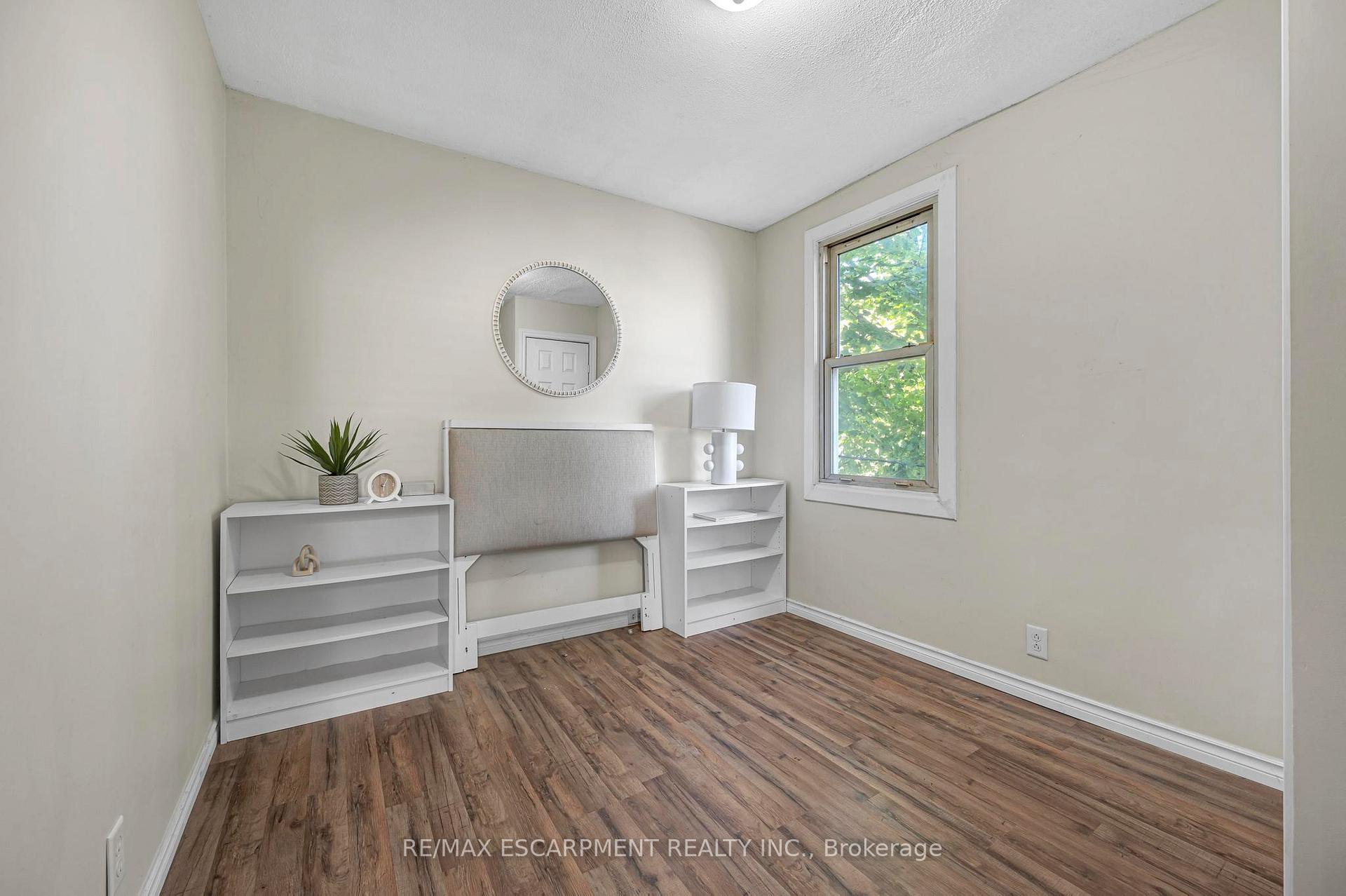 Photo 10 of 274 Edgemont Street S, Hamilton, Delta — HOMEH