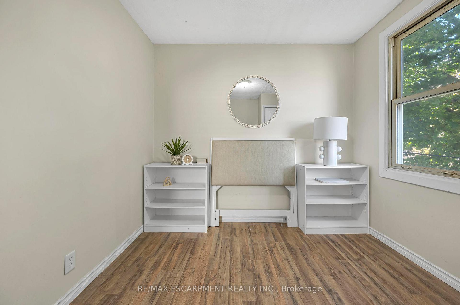 Photo 11 of 274 Edgemont Street S, Hamilton, Delta — HOMEH