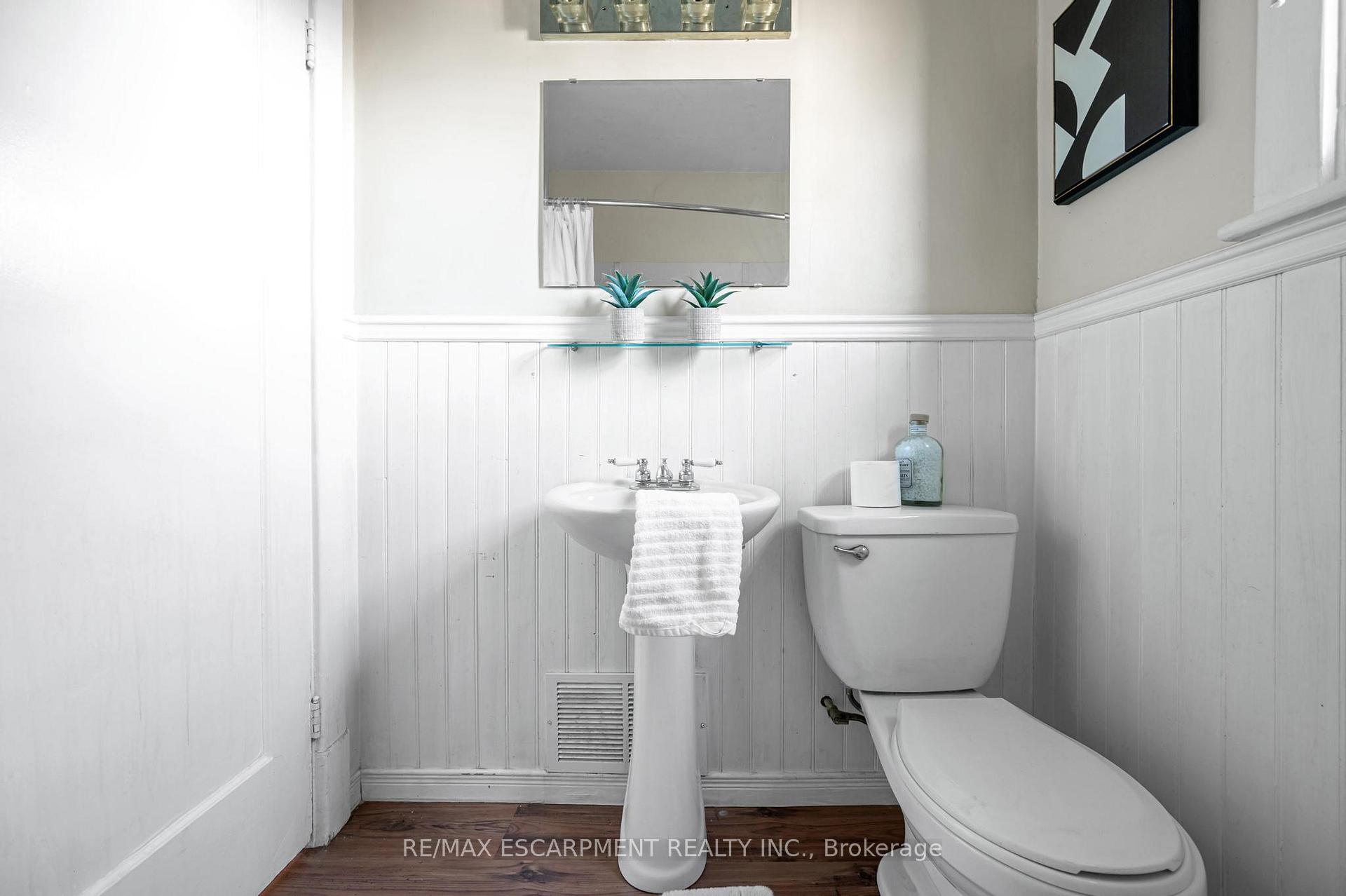 Photo 12 of 274 Edgemont Street S, Hamilton, Delta — HOMEH