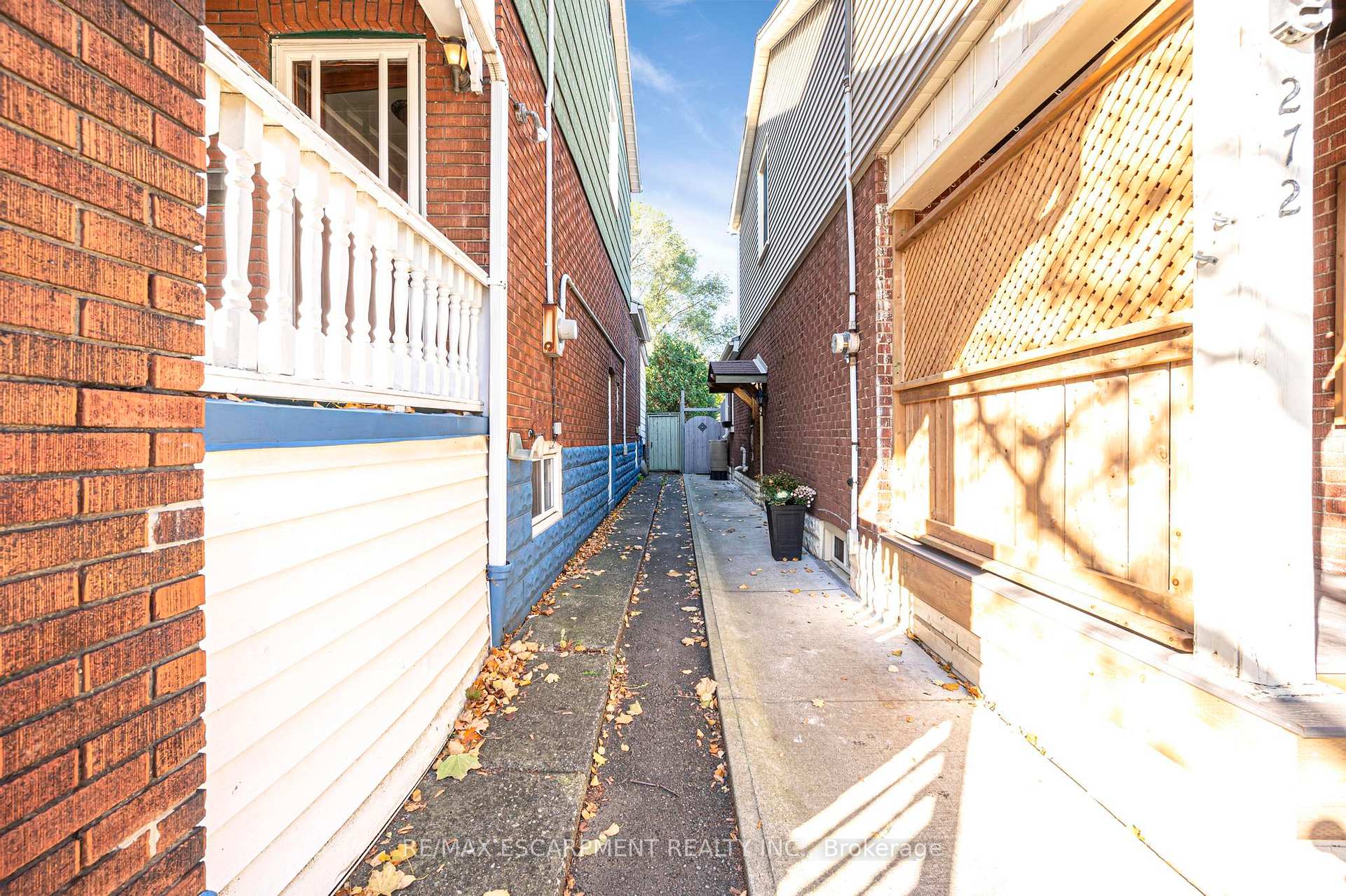 Photo 15 of 274 Edgemont Street S, Hamilton, Delta — HOMEH