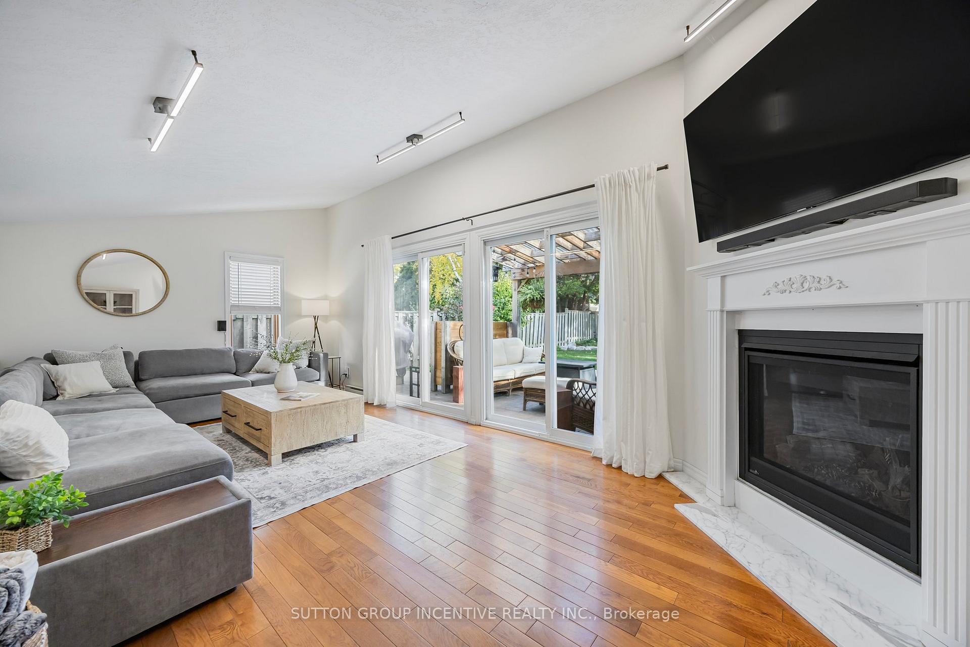 Photo 4 of 25 Eileen Drive, Barrie, Allandale — HOMEH