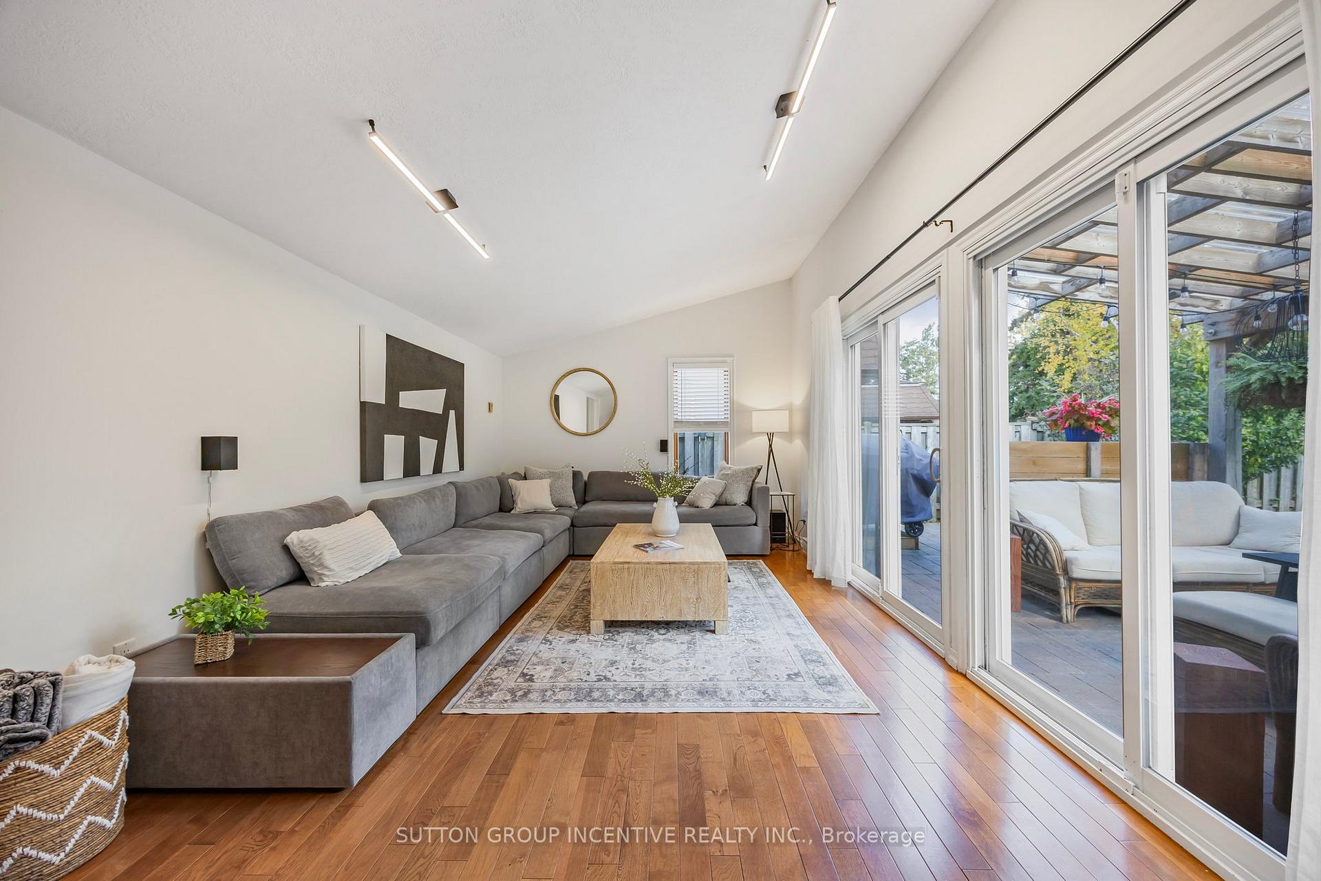 Photo 5 of 25 Eileen Drive, Barrie, Allandale — HOMEH