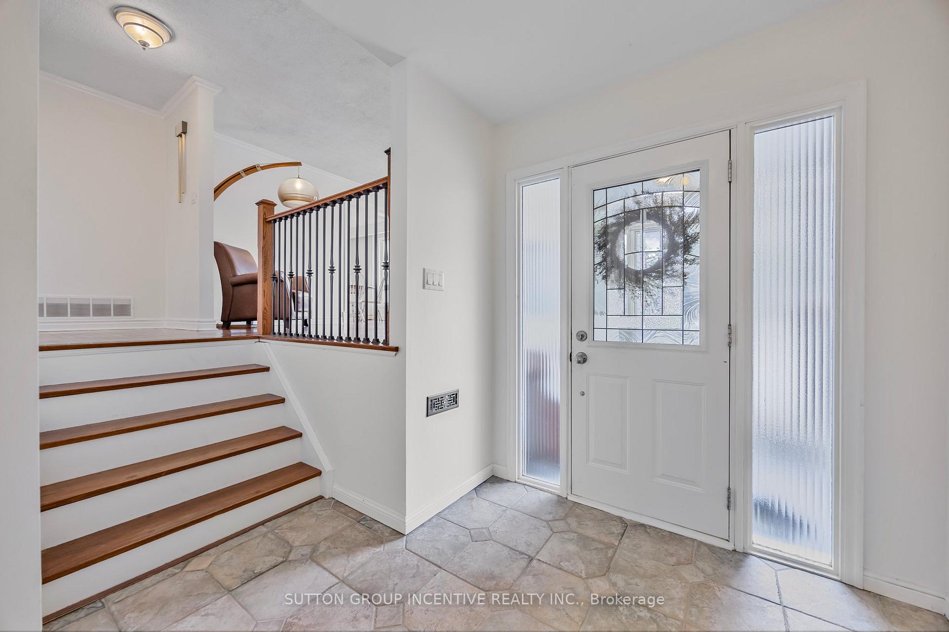 Photo 7 of 25 Eileen Drive, Barrie, Allandale — HOMEH