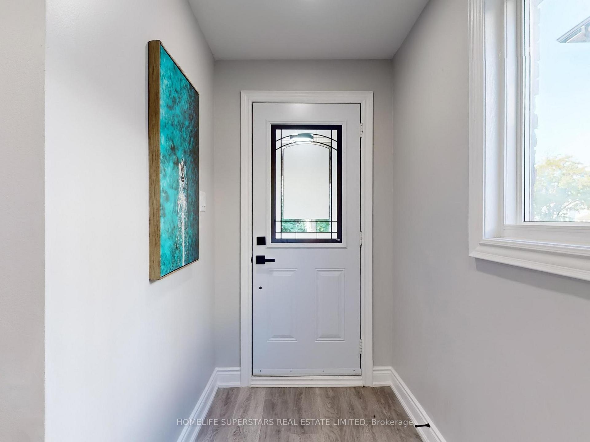 Photo 2 of 141 Salisbury Circle, Brampton, Brampton North — HOMEH