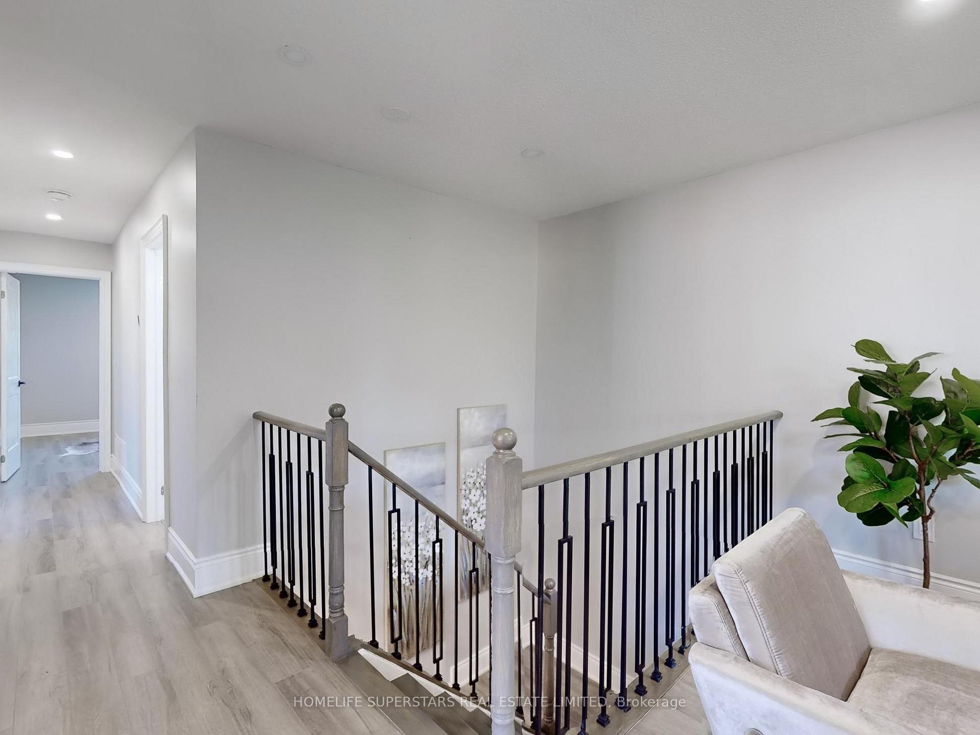 Photo 3 of 141 Salisbury Circle, Brampton, Brampton North — HOMEH