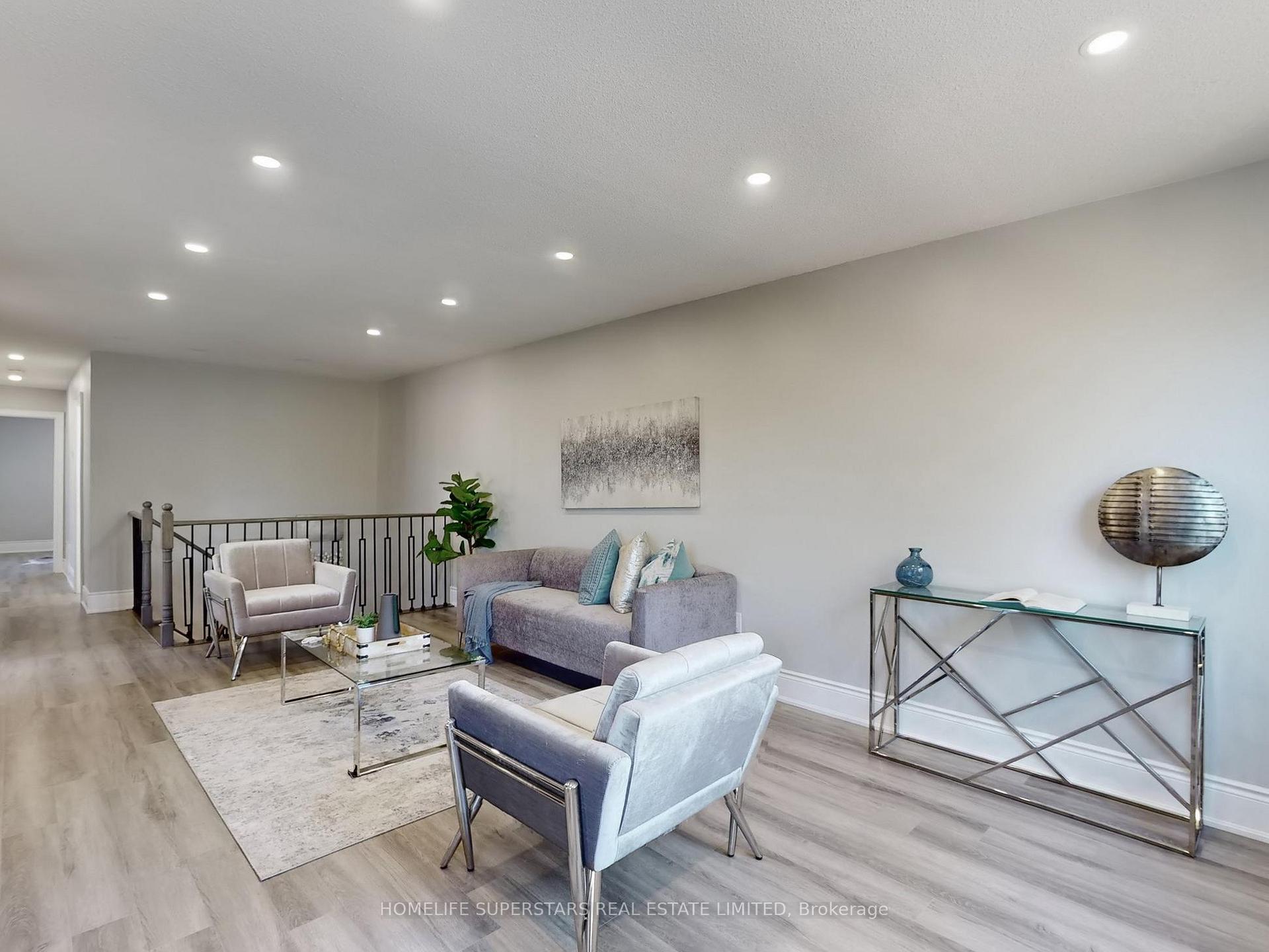 Photo 6 of 141 Salisbury Circle, Brampton, Brampton North — HOMEH