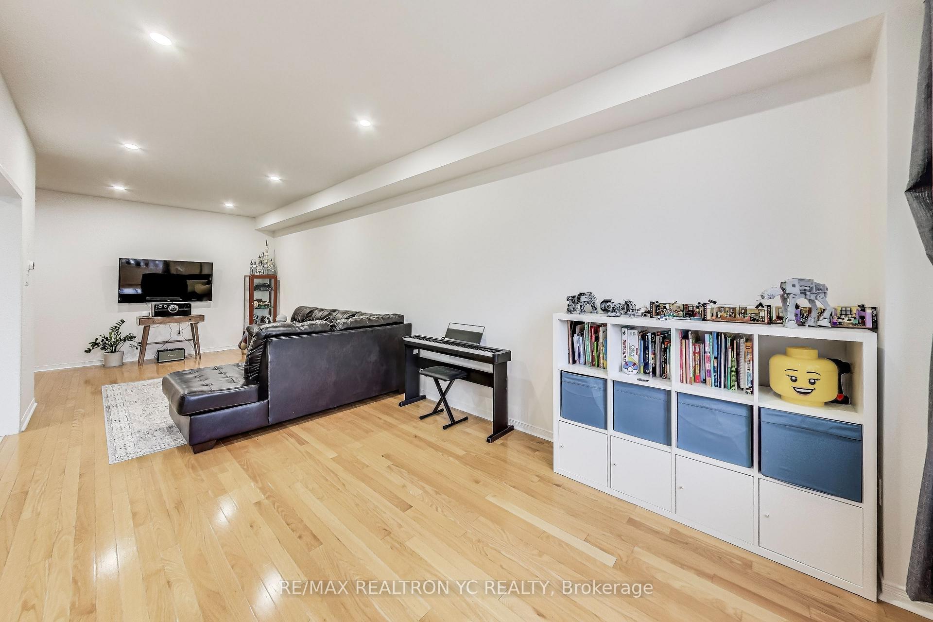 Photo 2 of 39 Catalpa Crescent, Vaughan, Patterson — HOMEH