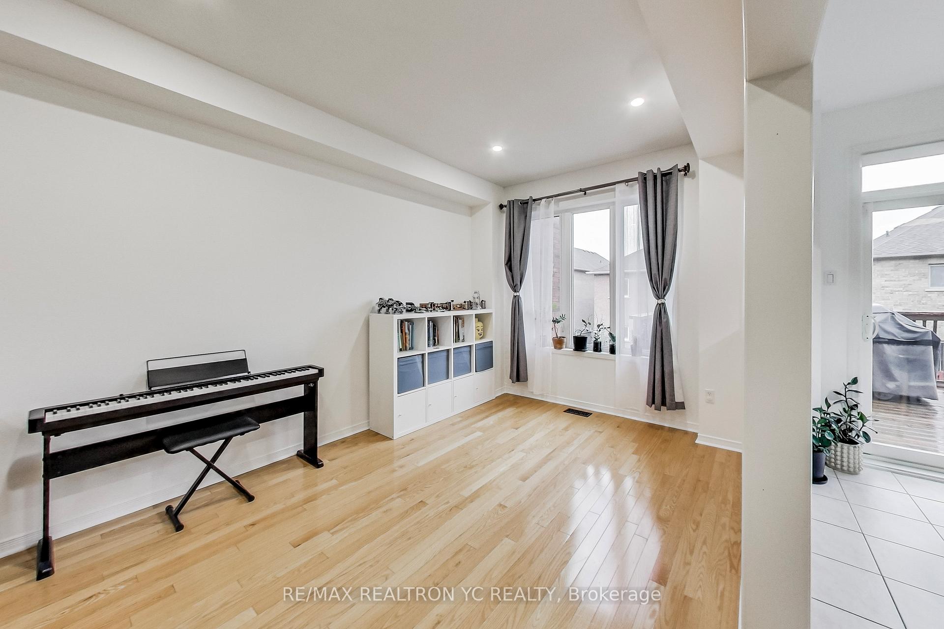Photo 3 of 39 Catalpa Crescent, Vaughan, Patterson — HOMEH
