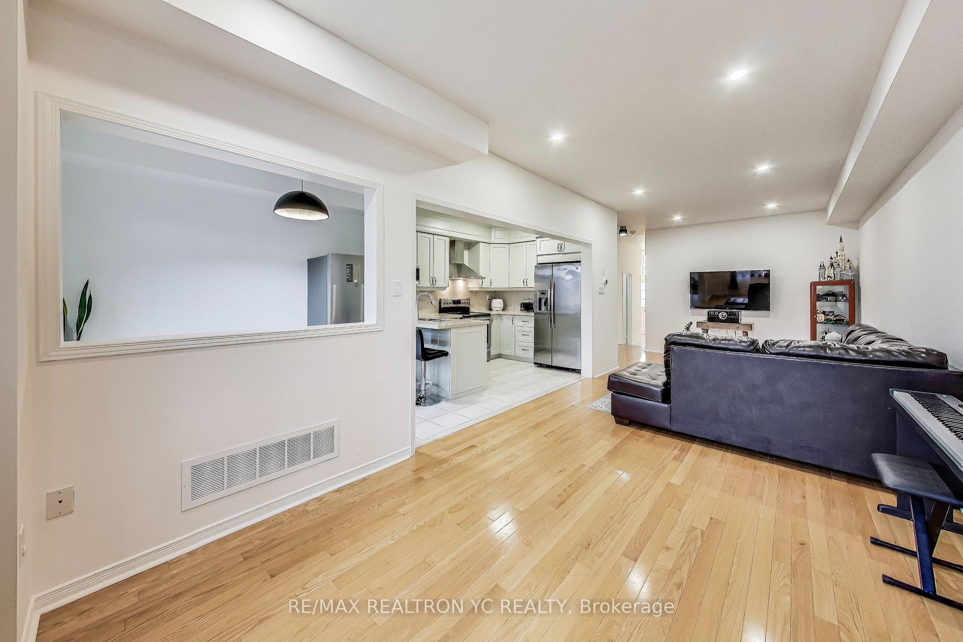 Photo 4 of 39 Catalpa Crescent, Vaughan, Patterson — HOMEH