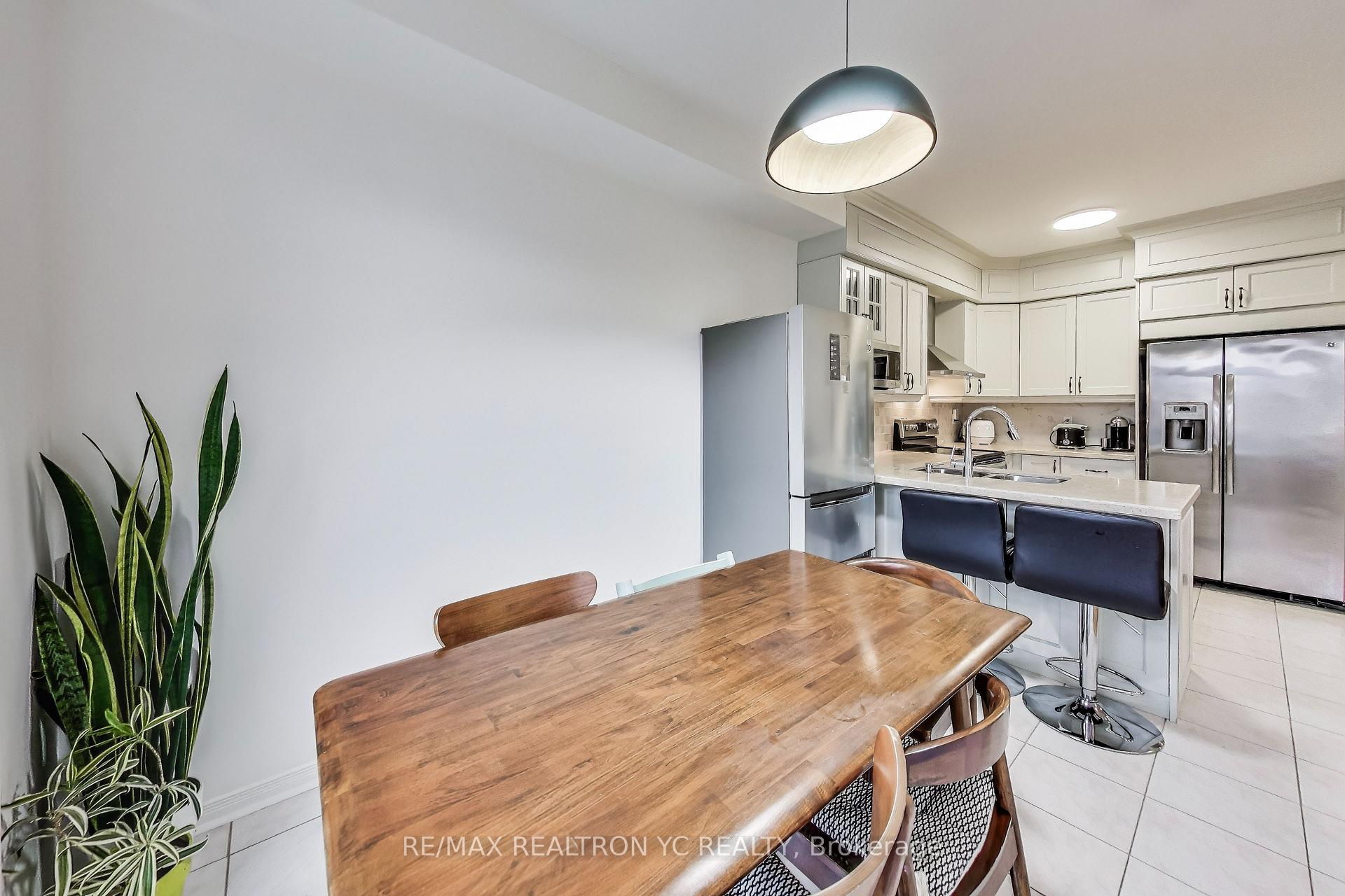 Photo 8 of 39 Catalpa Crescent, Vaughan, Patterson — HOMEH