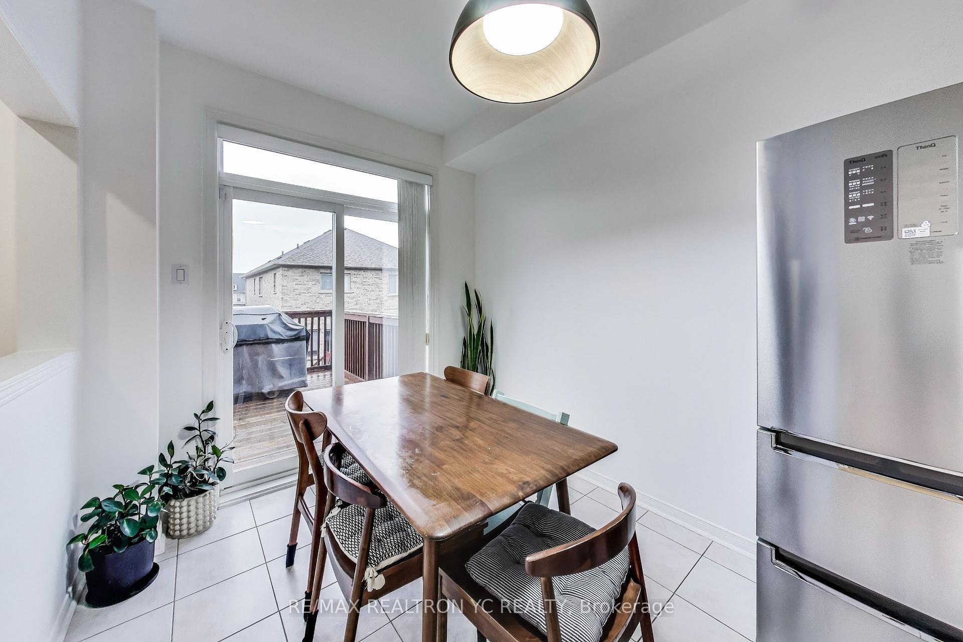 Photo 9 of 39 Catalpa Crescent, Vaughan, Patterson — HOMEH