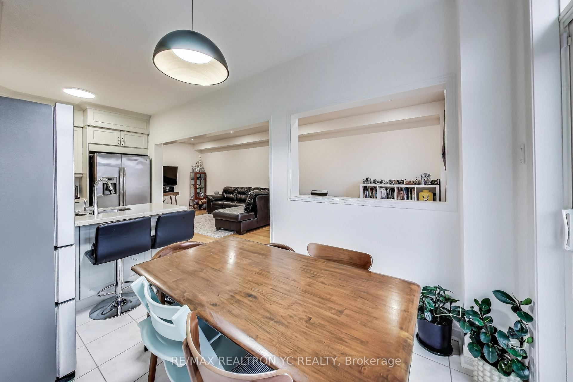Photo 10 of 39 Catalpa Crescent, Vaughan, Patterson — HOMEH