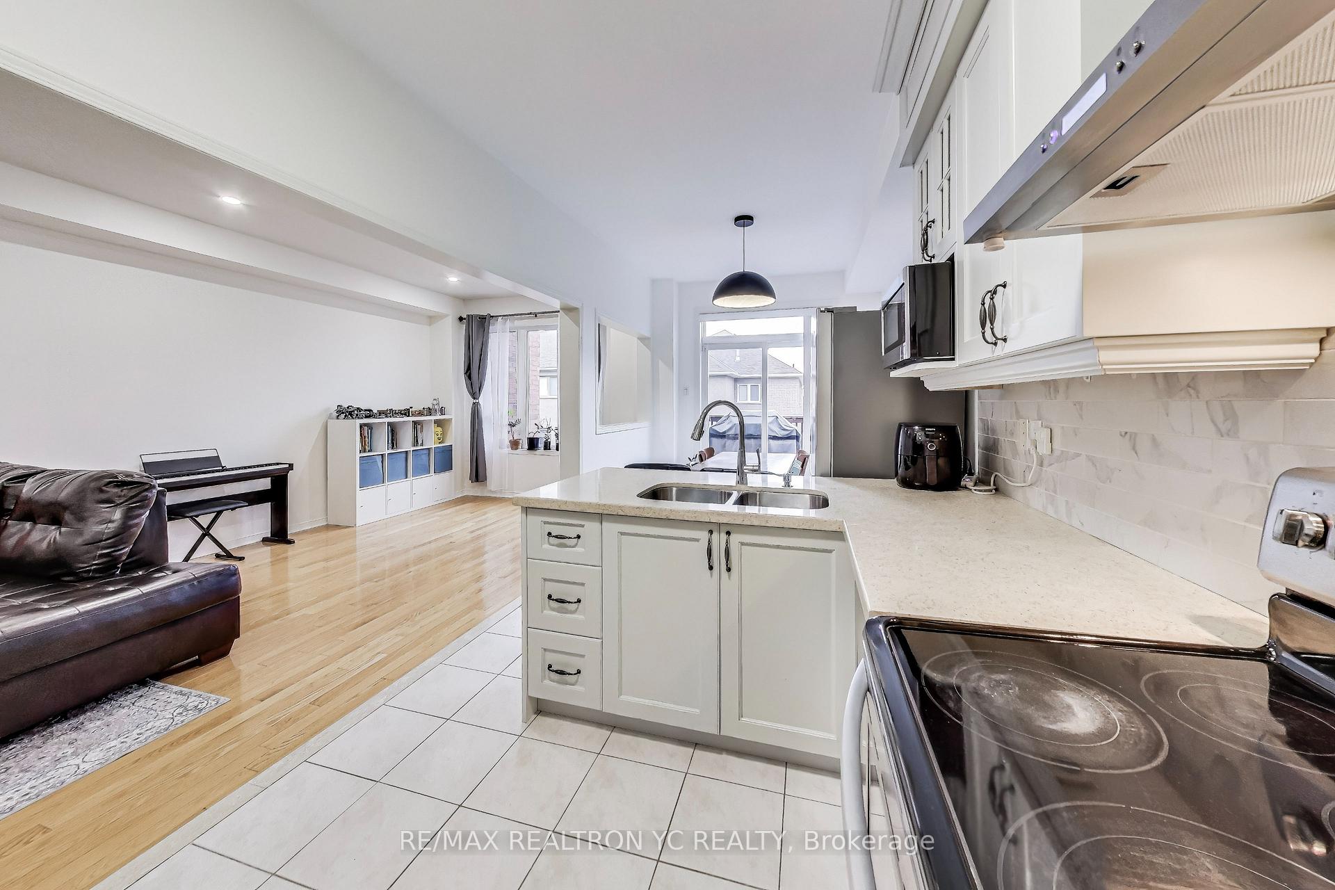 Photo 11 of 39 Catalpa Crescent, Vaughan, Patterson — HOMEH