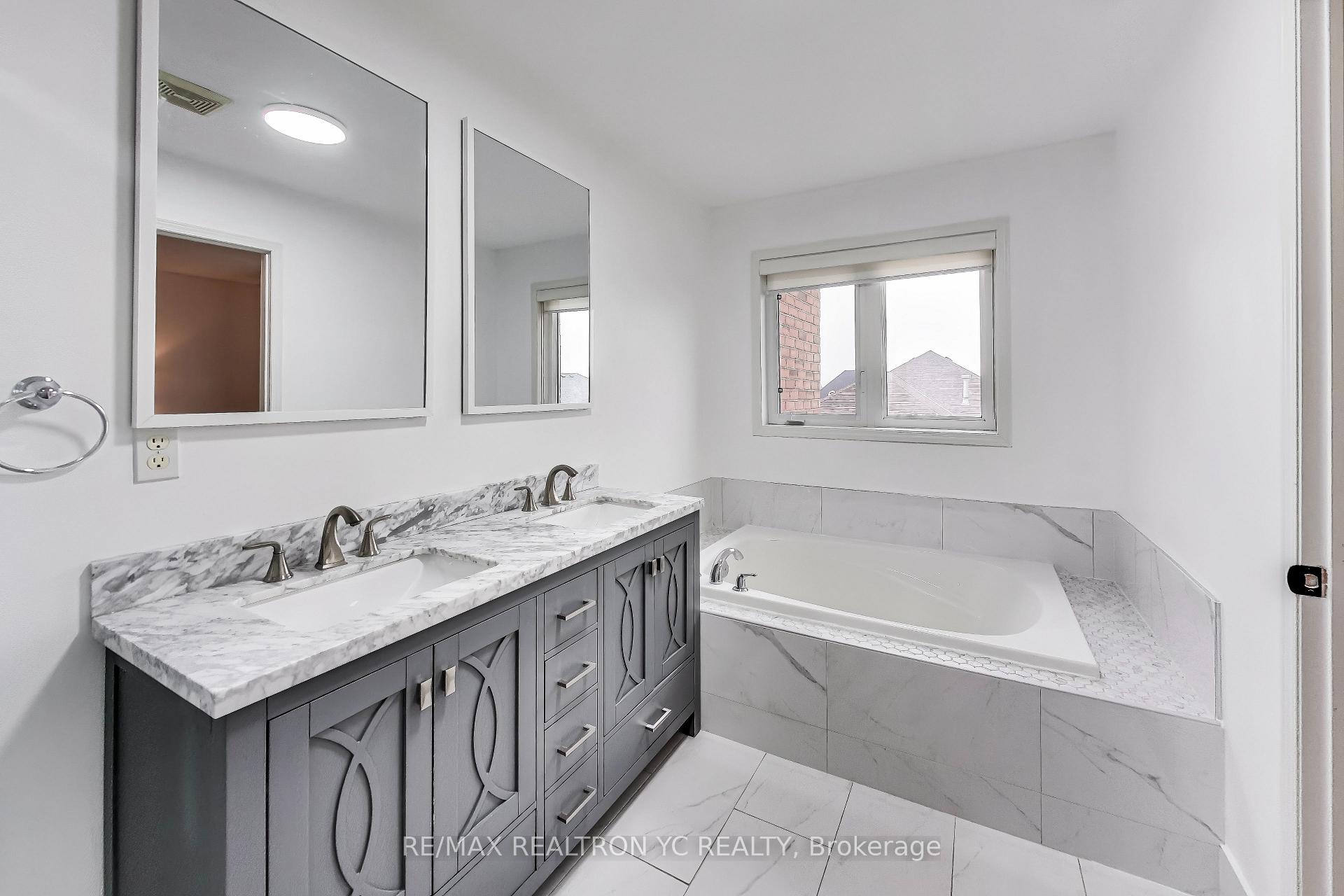 Photo 18 of 39 Catalpa Crescent, Vaughan, Patterson — HOMEH