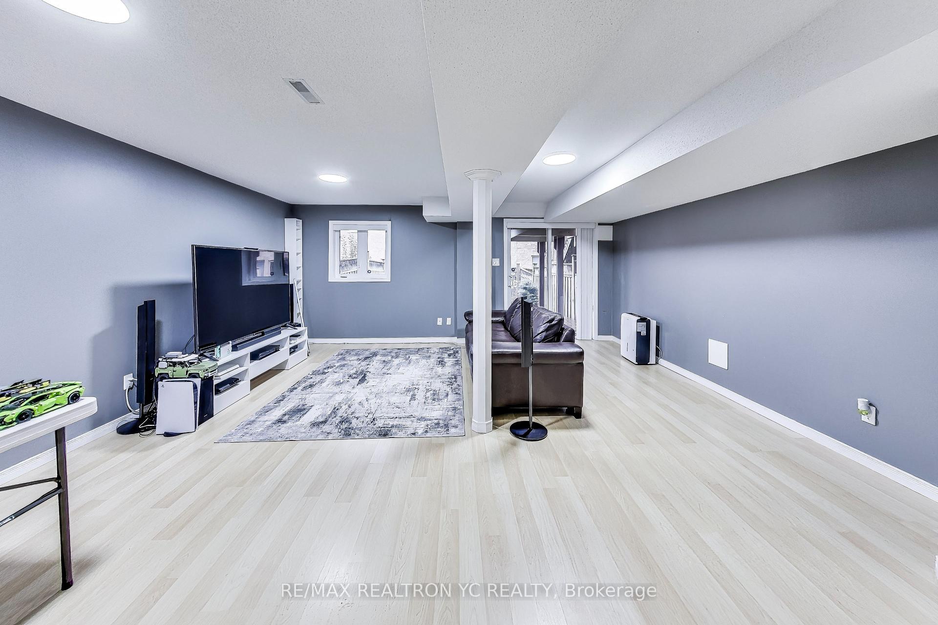 Photo 23 of 39 Catalpa Crescent, Vaughan, Patterson — HOMEH