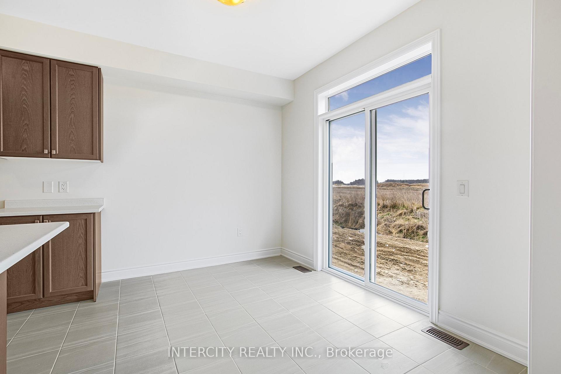 Photo 16 of 11 Carriage Lane N, Wasaga Beach — HOMEH