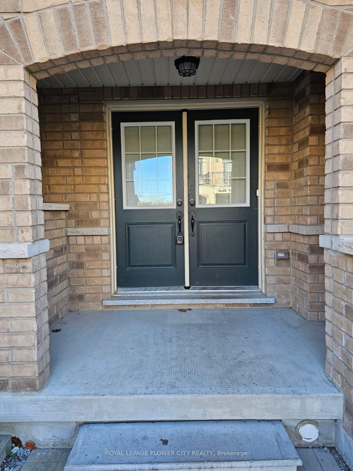 Photo 3 of 55 Fruitvale Circle, Brampton, Northwest Brampton — HOMEH