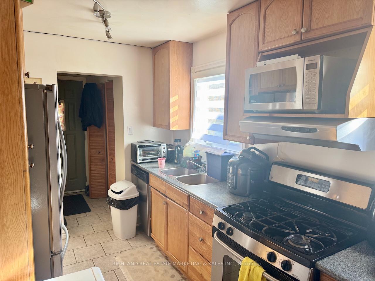 Photo 4 of 121 Rutherford Road N, Brampton, Madoc — HOMEH