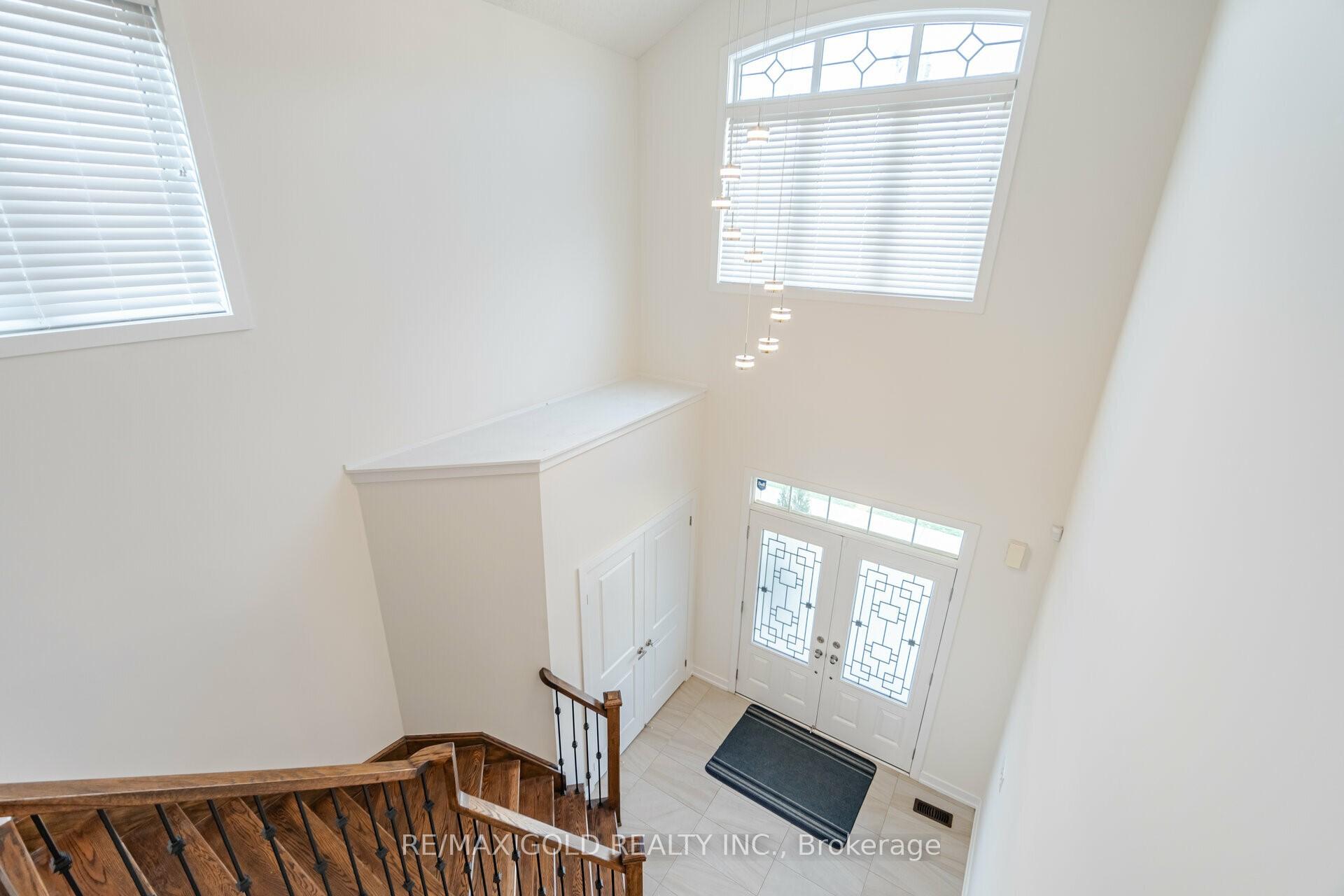 Photo 3 of 72 Russell Creek Drive, Brampton, Sandringham-Wellington North — HOMEH