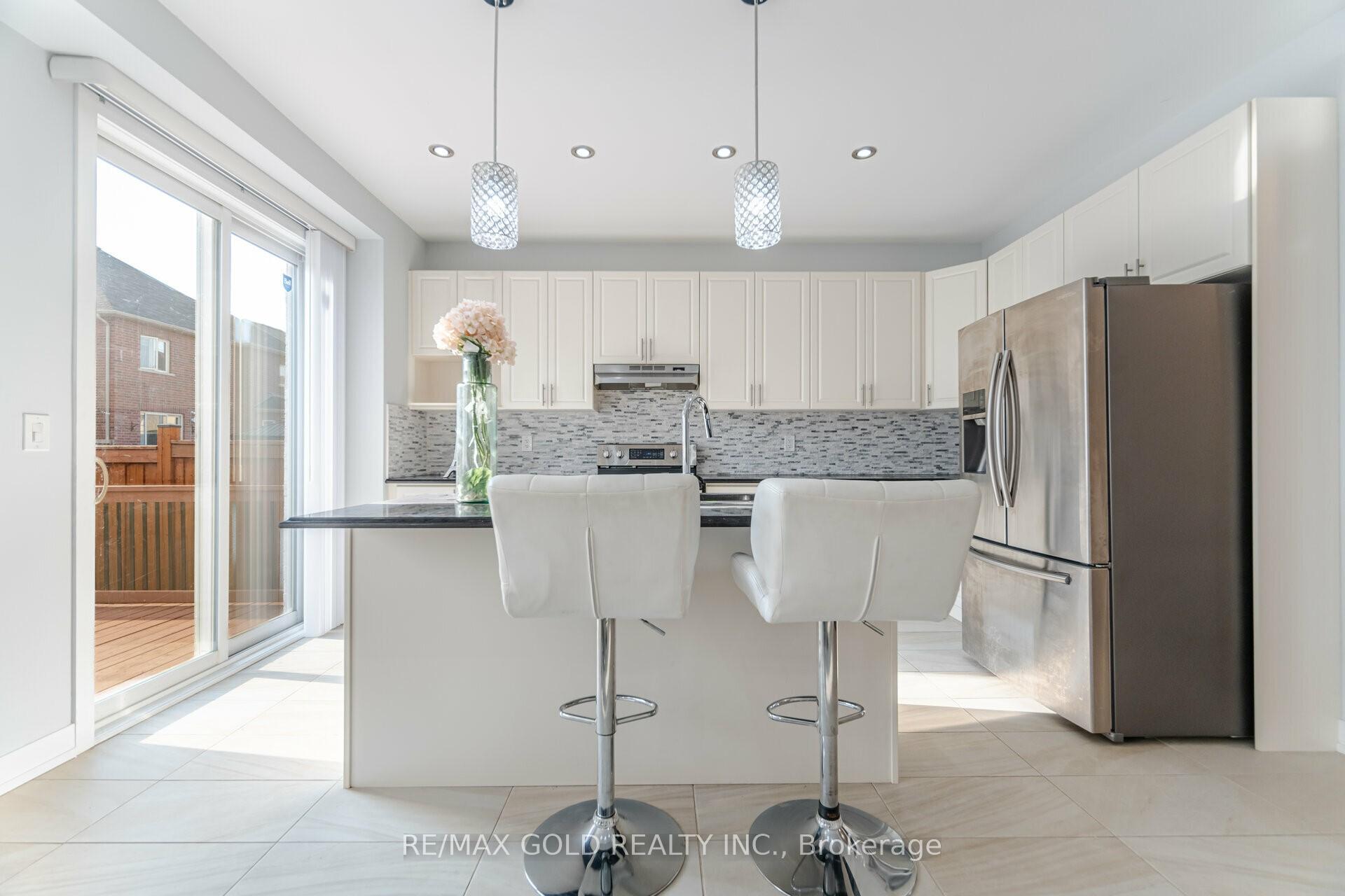Photo 9 of 72 Russell Creek Drive, Brampton, Sandringham-Wellington North — HOMEH