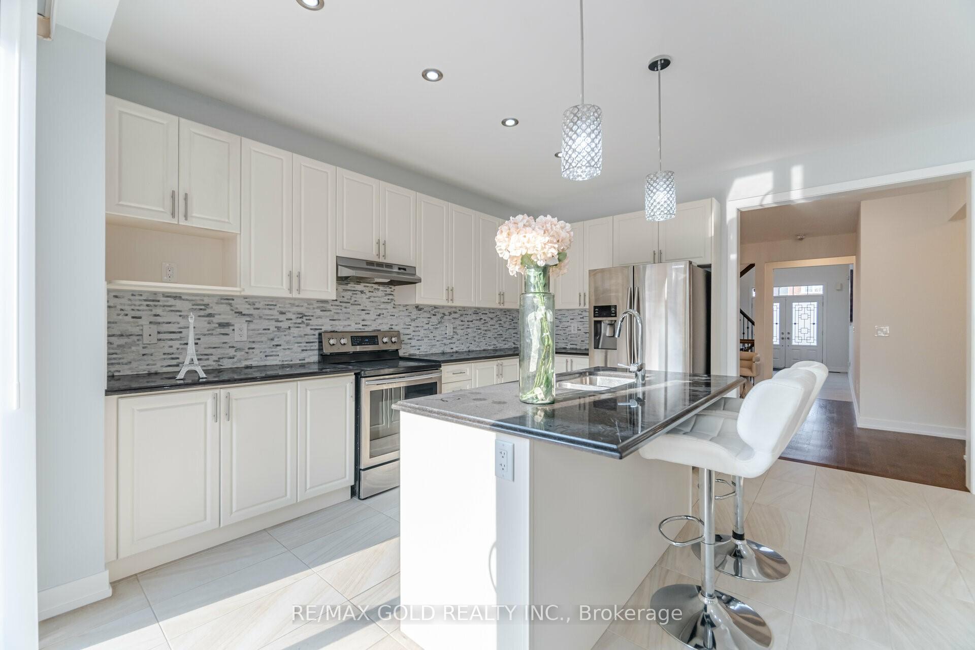 Photo 11 of 72 Russell Creek Drive, Brampton, Sandringham-Wellington North — HOMEH