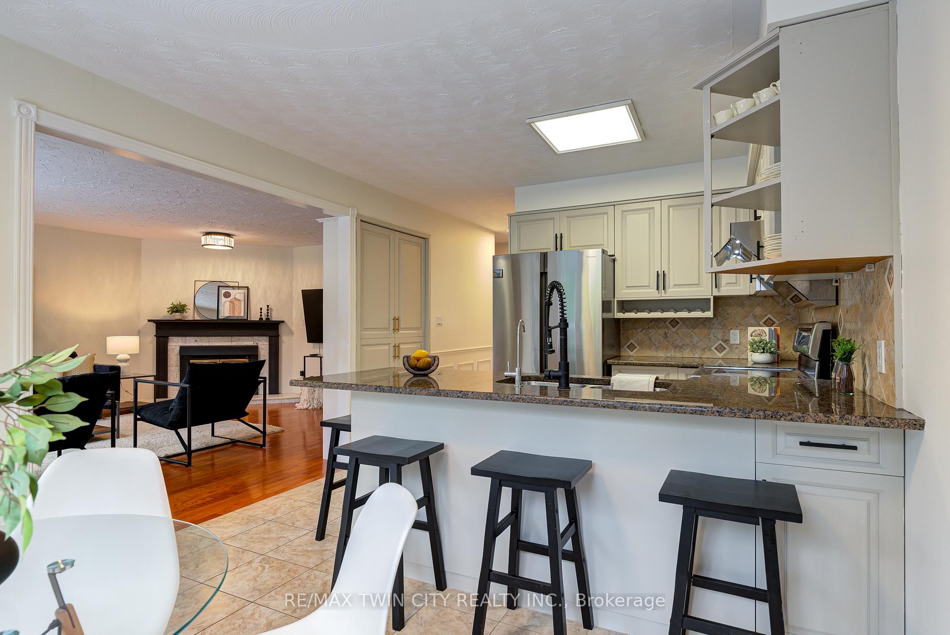 Photo 11 of 602 Beechwood Drive, Waterloo — HOMEH