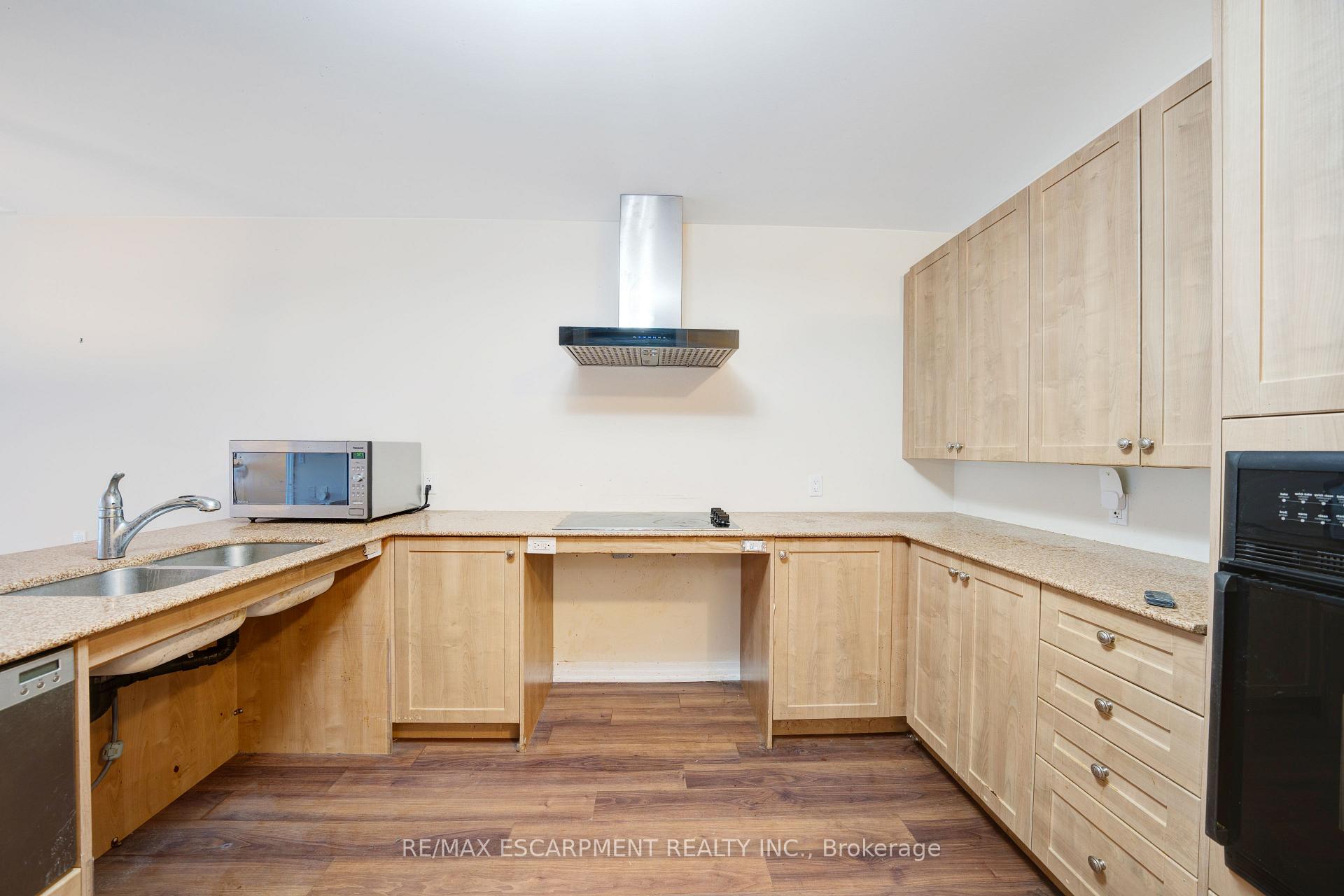 Photo 9 of 1701 Silverstone Crescent, Oshawa, Samac — HOMEH