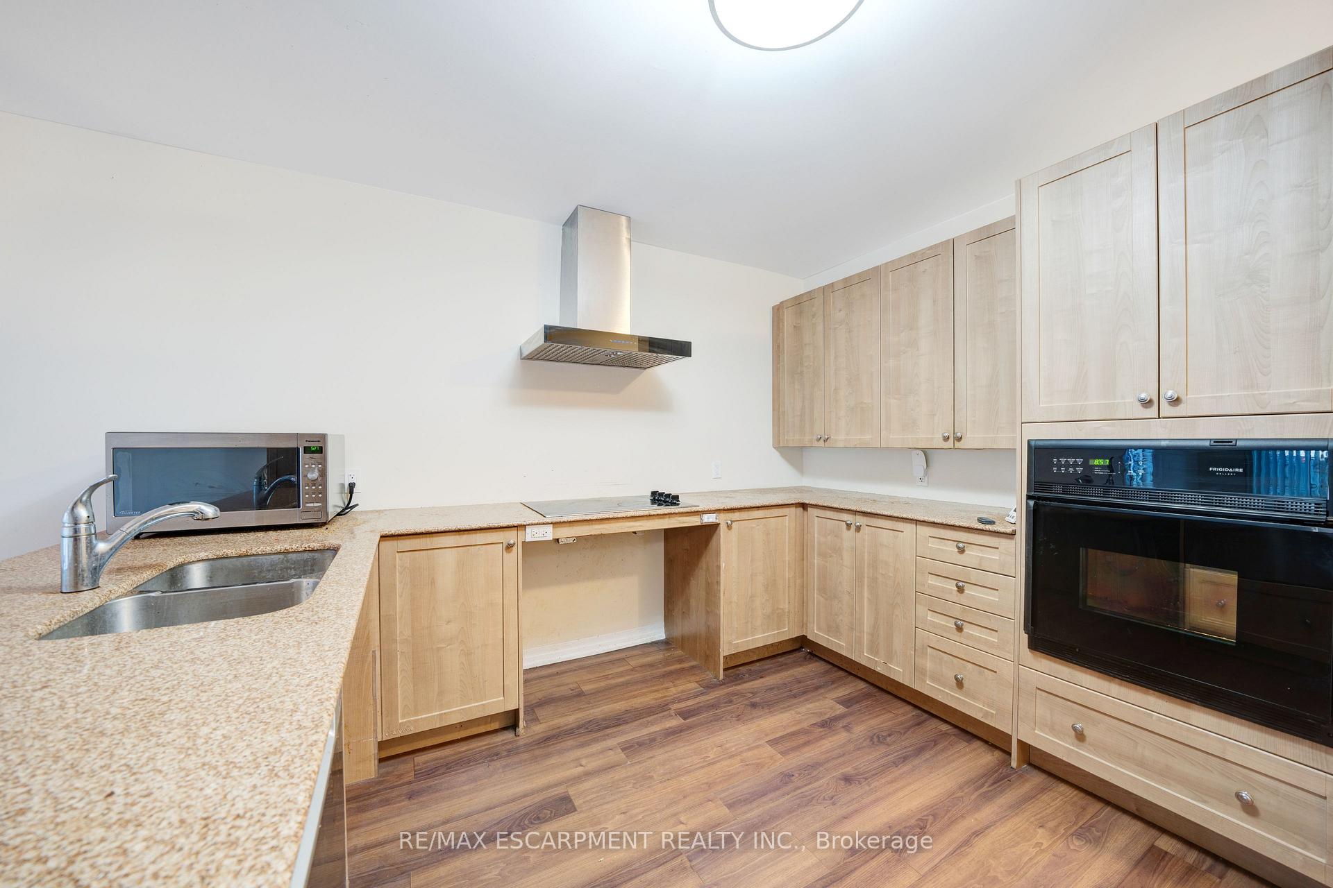 Photo 10 of 1701 Silverstone Crescent, Oshawa, Samac — HOMEH