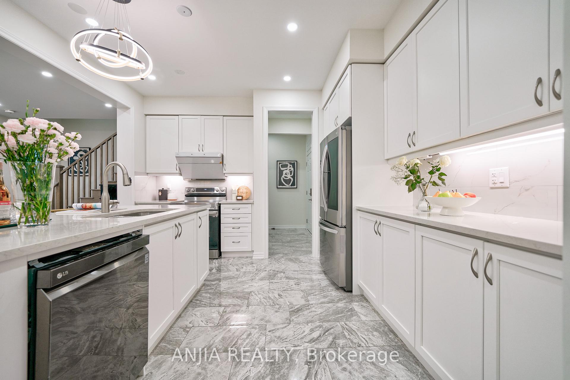 Photo 6 of 262 Beaverbrae Drive, Markham, Victoria Square — HOMEH