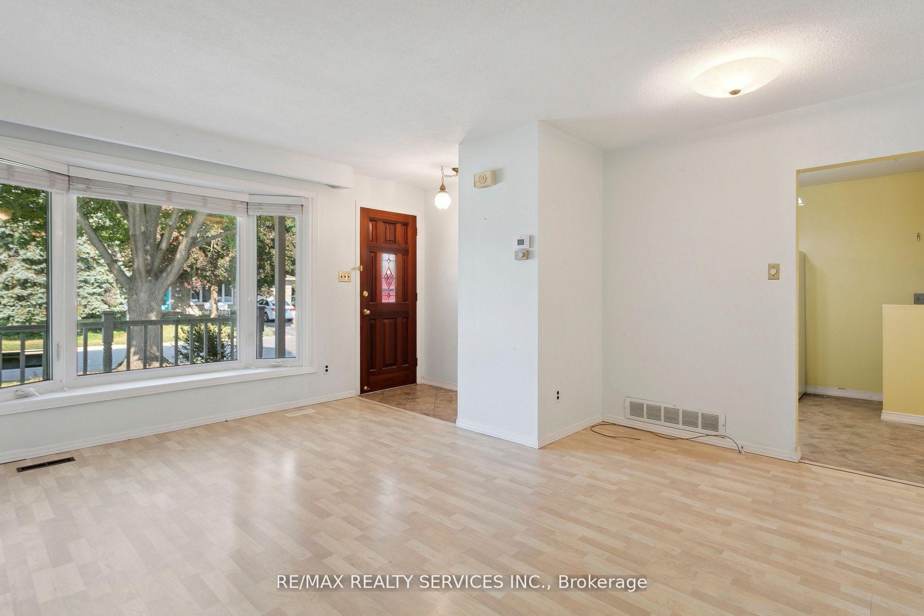 Photo 2 of 6 caledon Crescent, Brampton, Brampton East — HOMEH