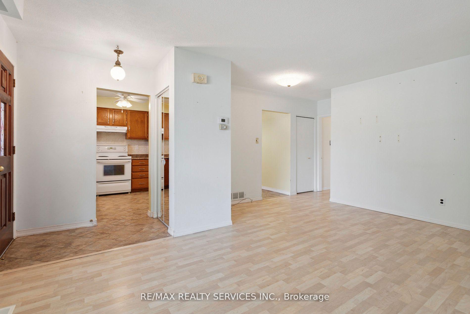 Photo 3 of 6 caledon Crescent, Brampton, Brampton East — HOMEH