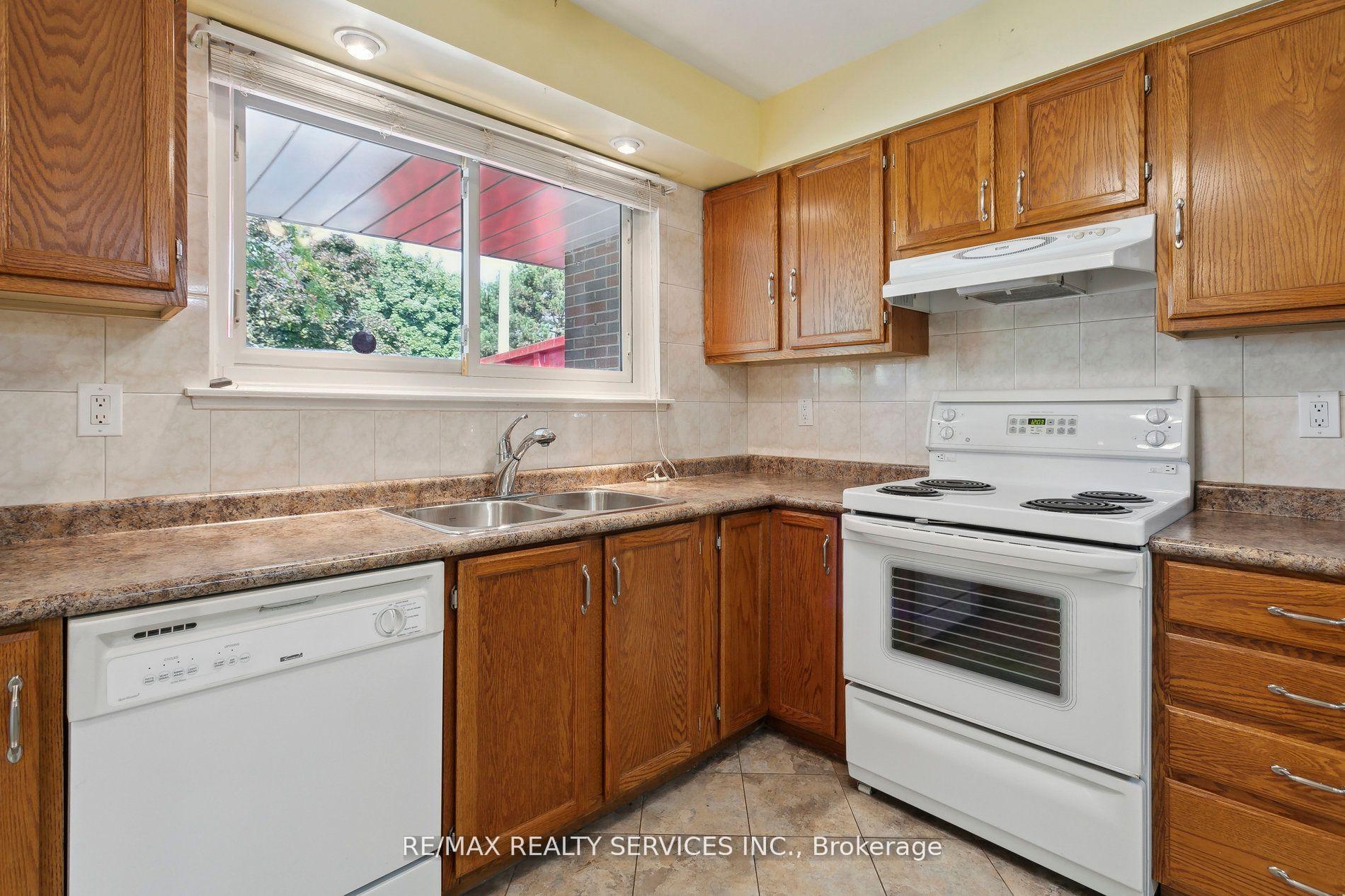 Photo 7 of 6 caledon Crescent, Brampton, Brampton East — HOMEH