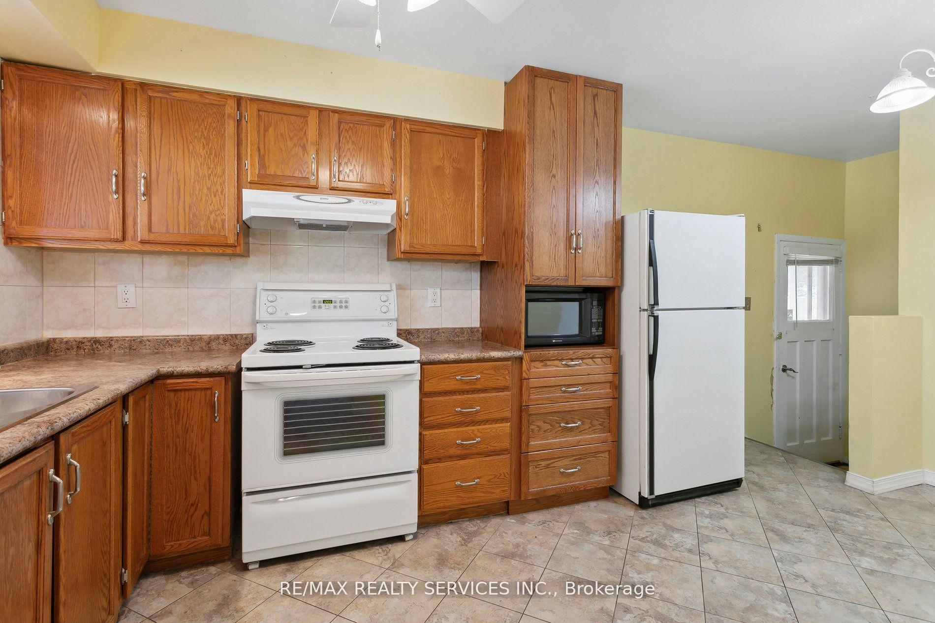 Photo 9 of 6 caledon Crescent, Brampton, Brampton East — HOMEH