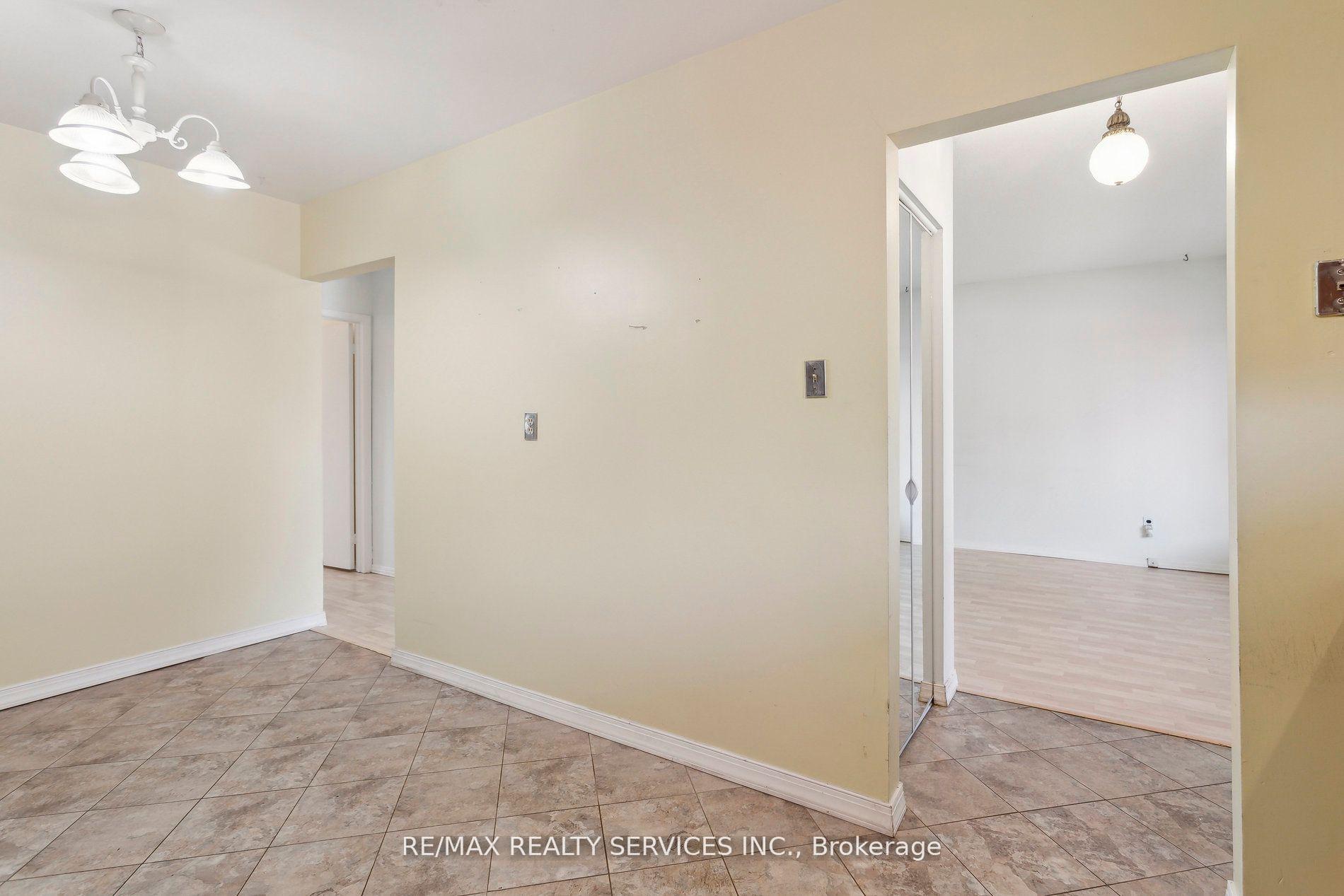 Photo 10 of 6 caledon Crescent, Brampton, Brampton East — HOMEH