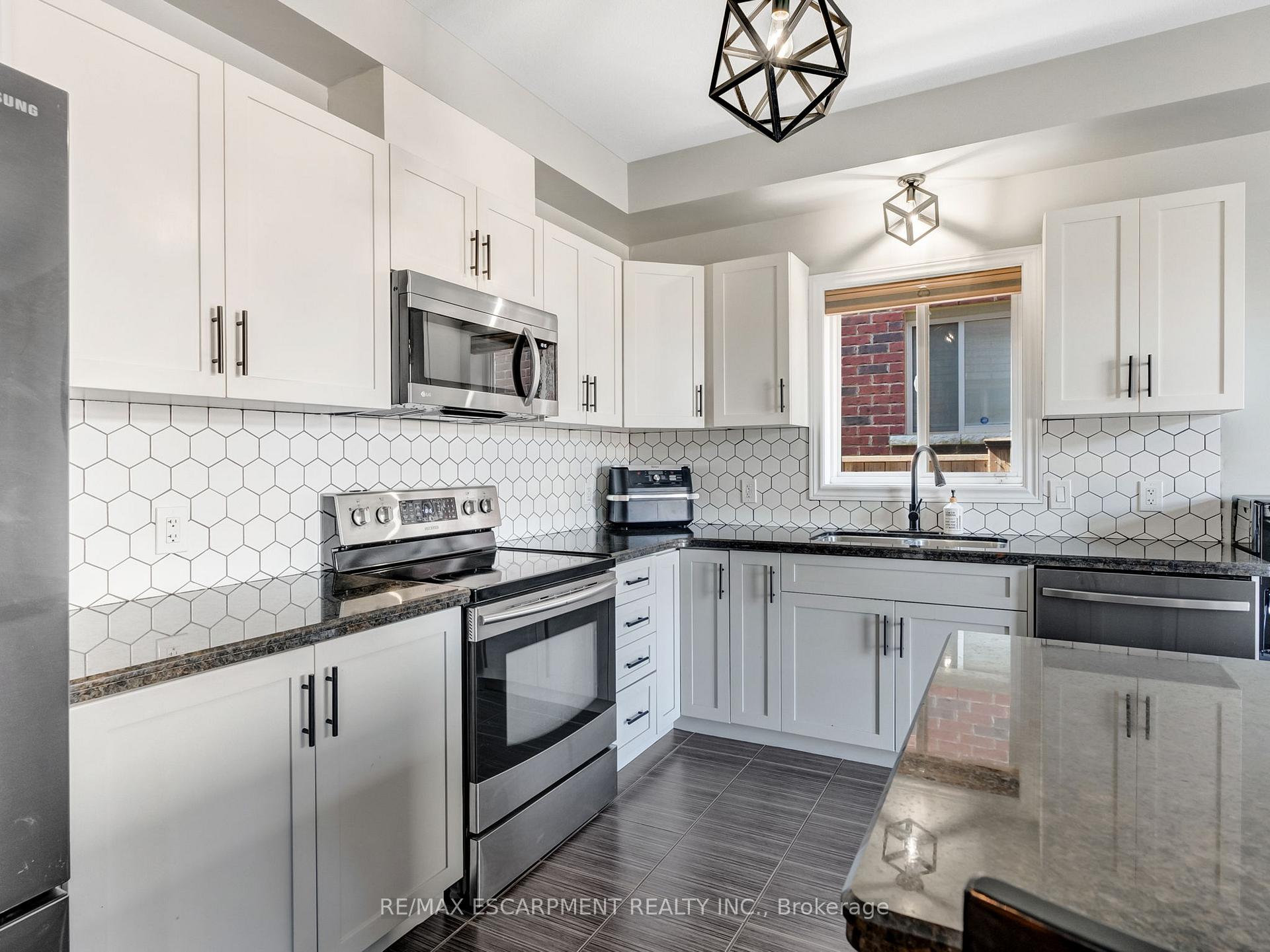 Photo 35 of 28 Garinger Crescent, Hamilton, Binbrook — HOMEH