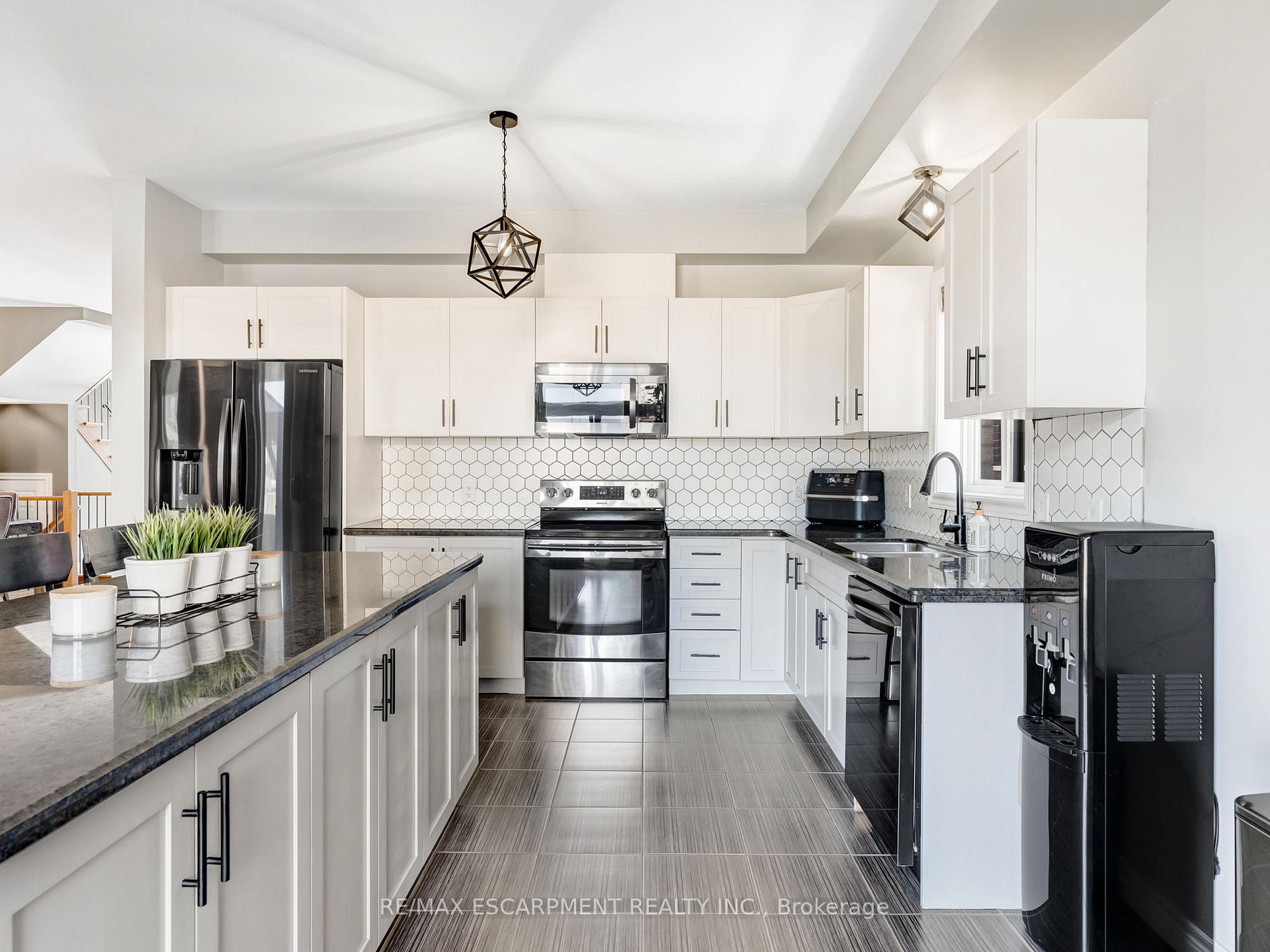 Photo 37 of 28 Garinger Crescent, Hamilton, Binbrook — HOMEH