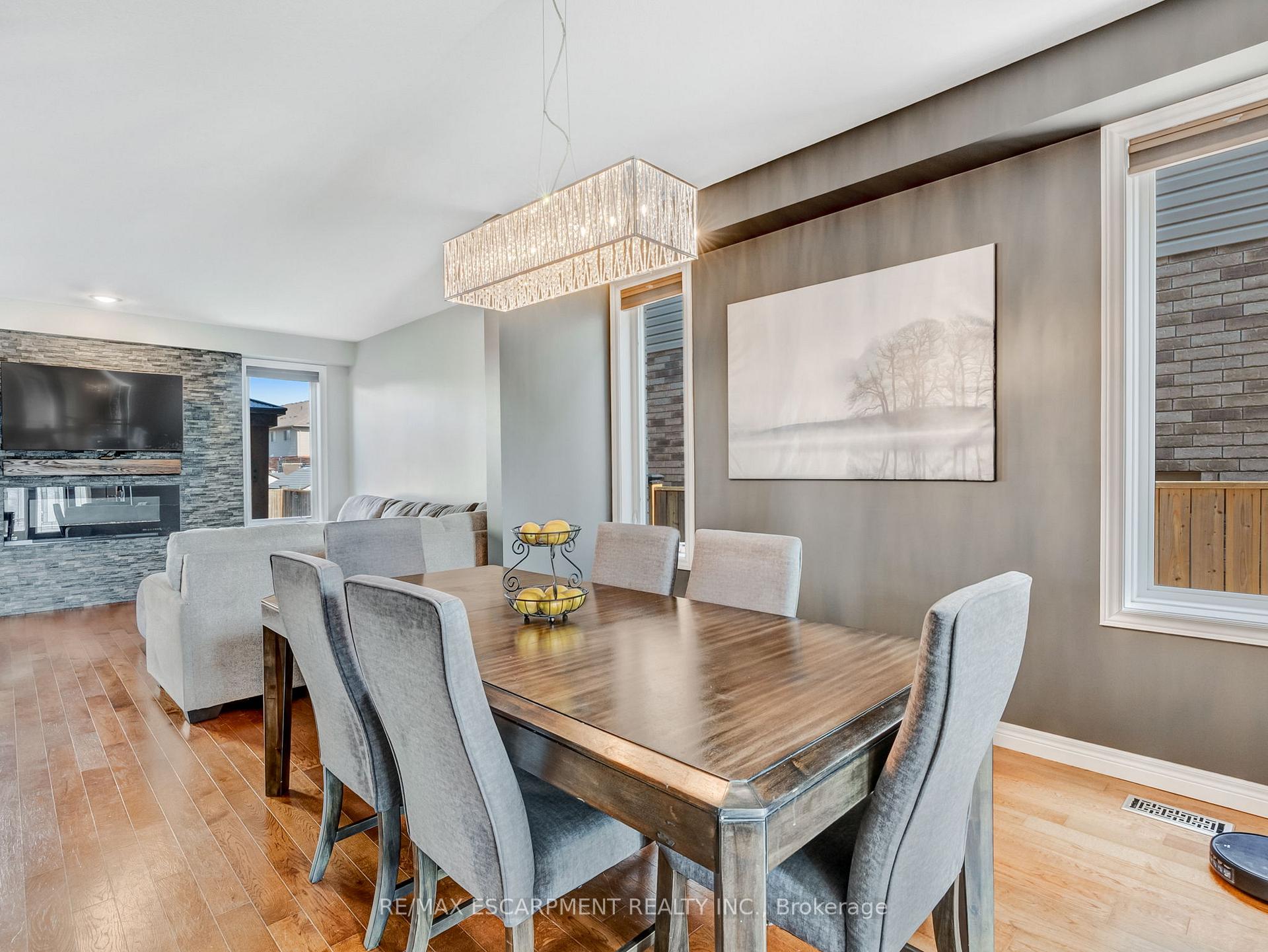 Photo 10 of 28 Garinger Crescent, Hamilton, Binbrook — HOMEH