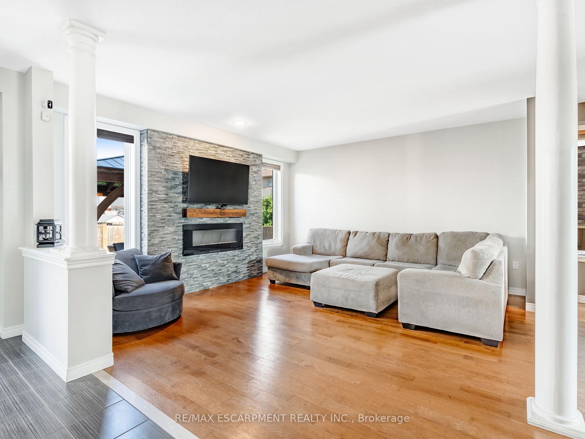 Photo 14 of 28 Garinger Crescent, Hamilton, Binbrook — HOMEH