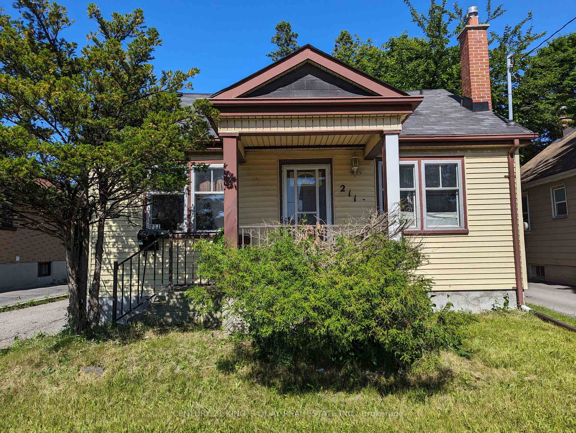 Front of 211 Park Road S