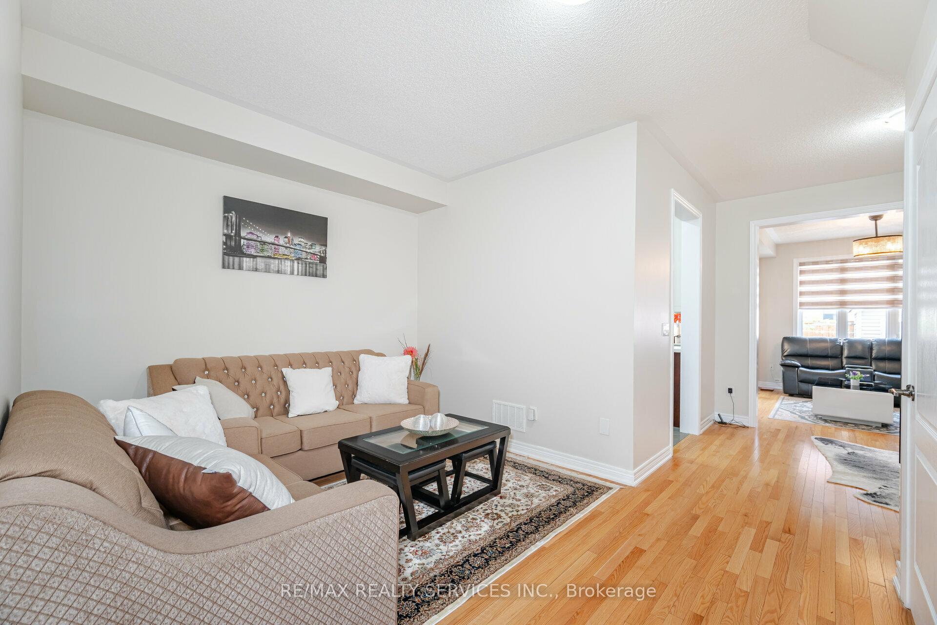 Photo 6 of 45 Buchanan Crescent, Brampton, Credit Valley — HOMEH